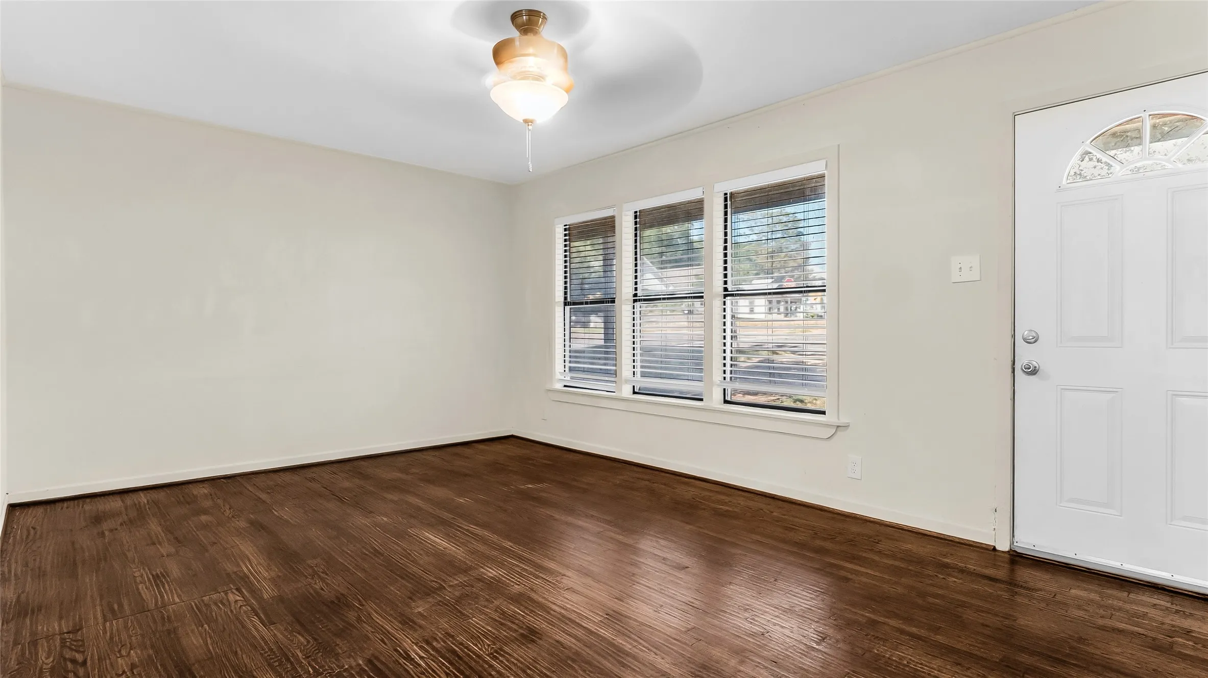 Single Family Residence For Rent in Grayson County , 501 S Perry Street, Denison, Texas 75020, 3 Bedroom, 1 Bathroom, Garage spaces, 1,050 Sqft, built in 1950, mls#21331434, Real Estate Agent in Denison, Homes For Rent in Grayson county, Homes For Rent in Denison, Realtor in Denison Texas, Real Estate Brokerage Independent Realty Texas, Luminita Cordes Realtor