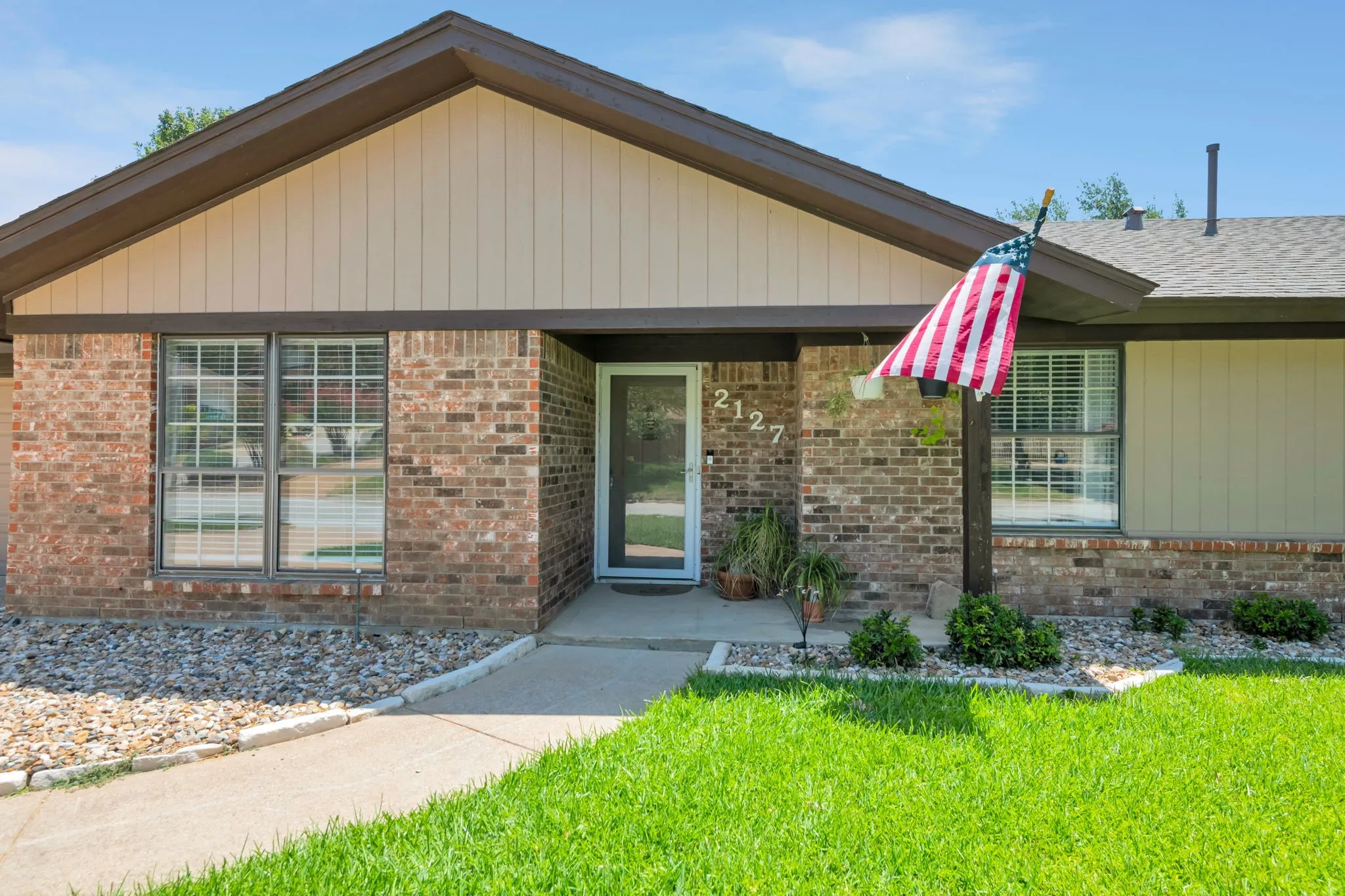 Single Family Residence For Rent in Tarrant County , 2127 Tanglewood Drive, Grapevine, Texas 76051, 3 Bedroom, 2 Bathroom, 2 Garage spaces, 1,848 Sqft, built in 1980, mls#21331442, Real Estate Agent in Grapevine, Homes For Rent in Tarrant county, Homes For Rent in Grapevine, Realtor in Grapevine Texas, Real Estate Brokerage Independent Realty Texas, Luminita Cordes Realtor
