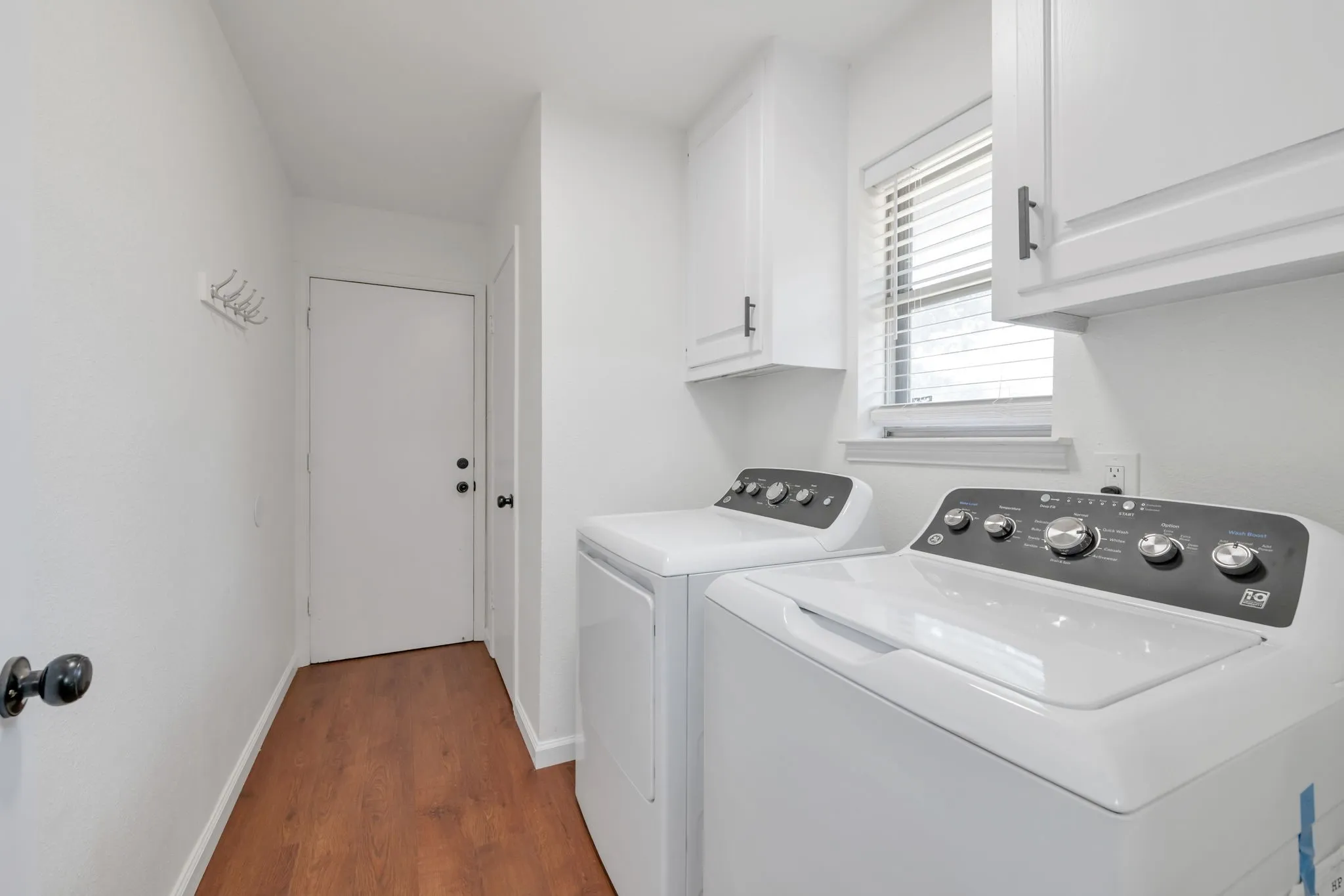 Single Family Residence For Rent in Tarrant County , 2127 Tanglewood Drive, Grapevine, Texas 76051, 3 Bedroom, 2 Bathroom, 2 Garage spaces, 1,848 Sqft, built in 1980, mls#21331442, Real Estate Agent in Grapevine, Homes For Rent in Tarrant county, Homes For Rent in Grapevine, Realtor in Grapevine Texas, Real Estate Brokerage Independent Realty Texas, Luminita Cordes Realtor