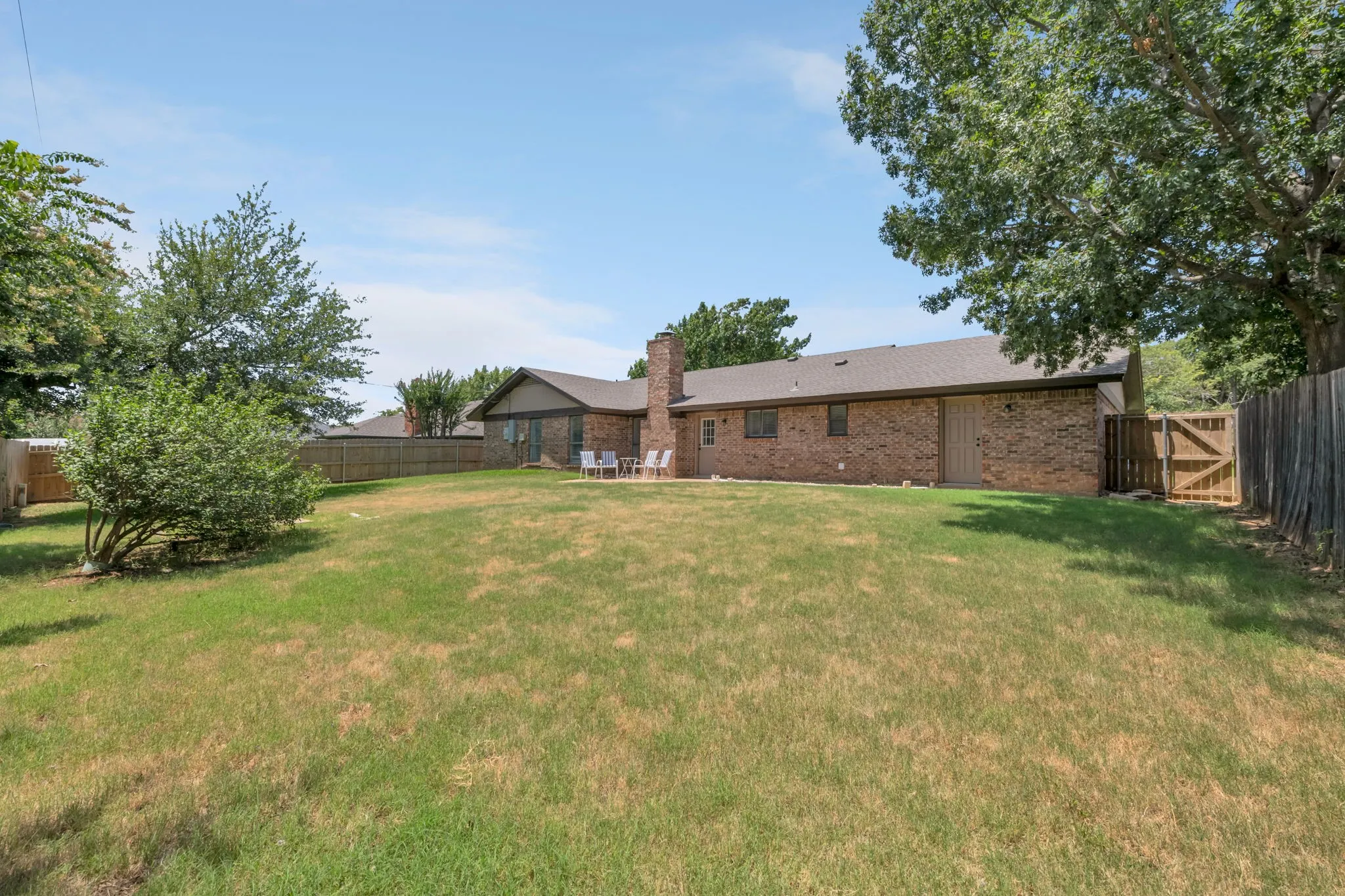 Single Family Residence For Rent in Tarrant County , 2127 Tanglewood Drive, Grapevine, Texas 76051, 3 Bedroom, 2 Bathroom, 2 Garage spaces, 1,848 Sqft, built in 1980, mls#21331442, Real Estate Agent in Grapevine, Homes For Rent in Tarrant county, Homes For Rent in Grapevine, Realtor in Grapevine Texas, Real Estate Brokerage Independent Realty Texas, Luminita Cordes Realtor
