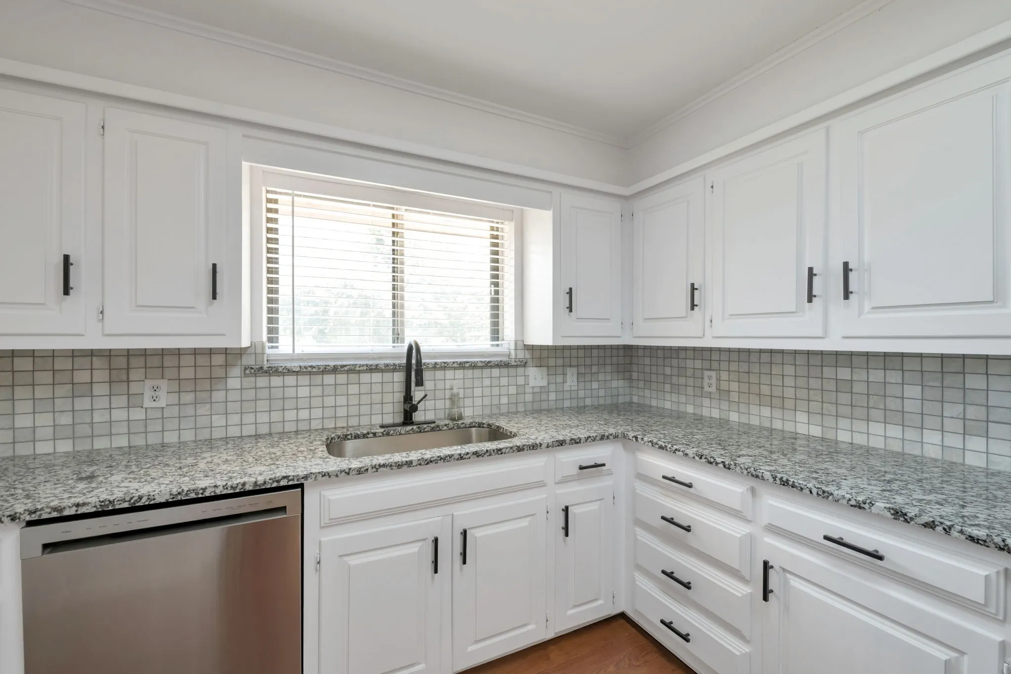Single Family Residence For Rent in Tarrant County , 2127 Tanglewood Drive, Grapevine, Texas 76051, 3 Bedroom, 2 Bathroom, 2 Garage spaces, 1,848 Sqft, built in 1980, mls#21331442, Real Estate Agent in Grapevine, Homes For Rent in Tarrant county, Homes For Rent in Grapevine, Realtor in Grapevine Texas, Real Estate Brokerage Independent Realty Texas, Luminita Cordes Realtor