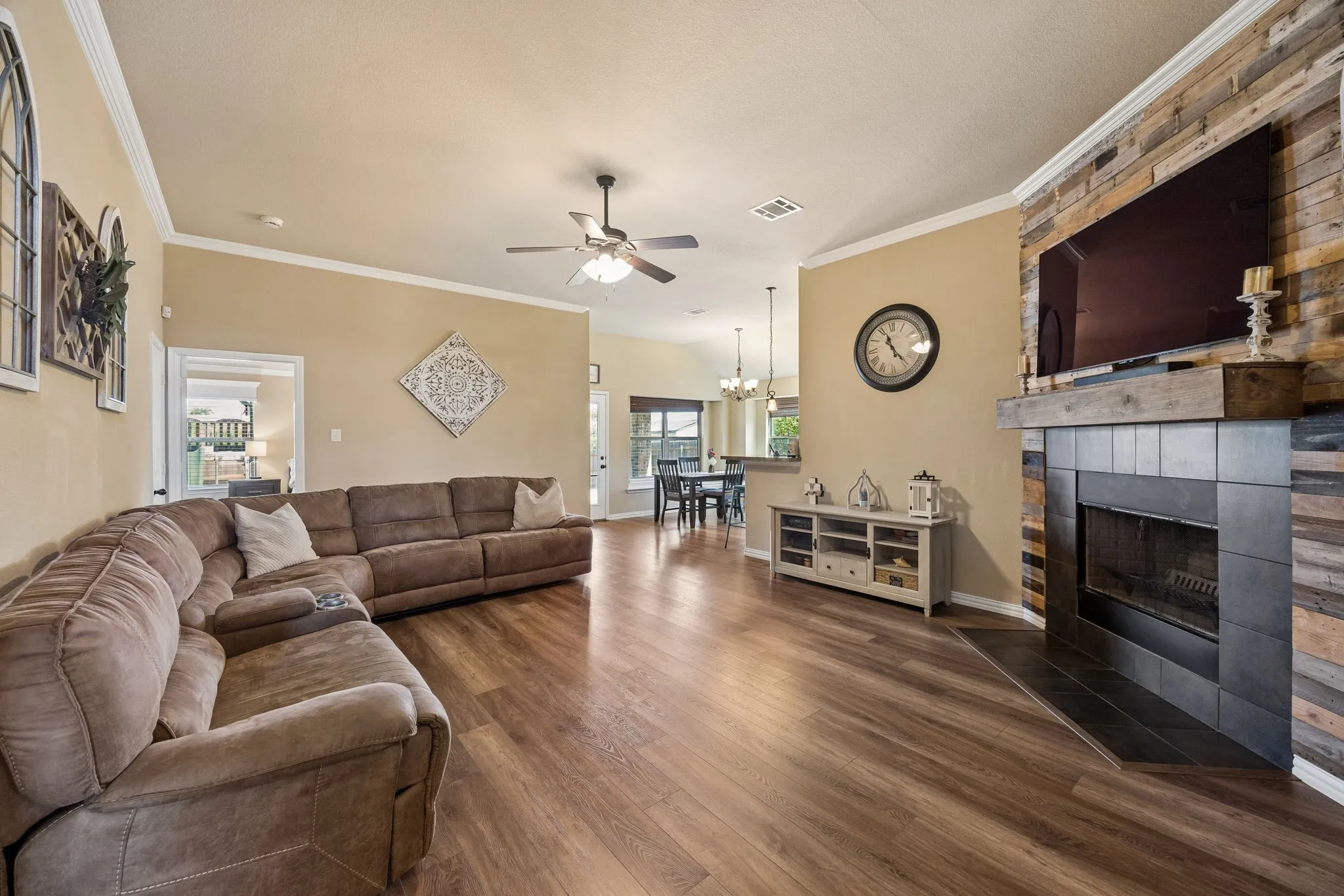 Single Family Residence For Sale in Ellis County , 1901 Millbrook Drive, Midlothian, Texas 76065, 3 Bedroom, 2 Bathroom, 2 Garage spaces, 1,511 Sqft, built in 2013, mls#21331449, Real Estate Agent in Midlothian, Homes For Sale in Ellis county, Homes For Sale in Midlothian, Realtor in Midlothian Texas, Real Estate Brokerage Independent Realty Texas, Luminita Cordes Realtor