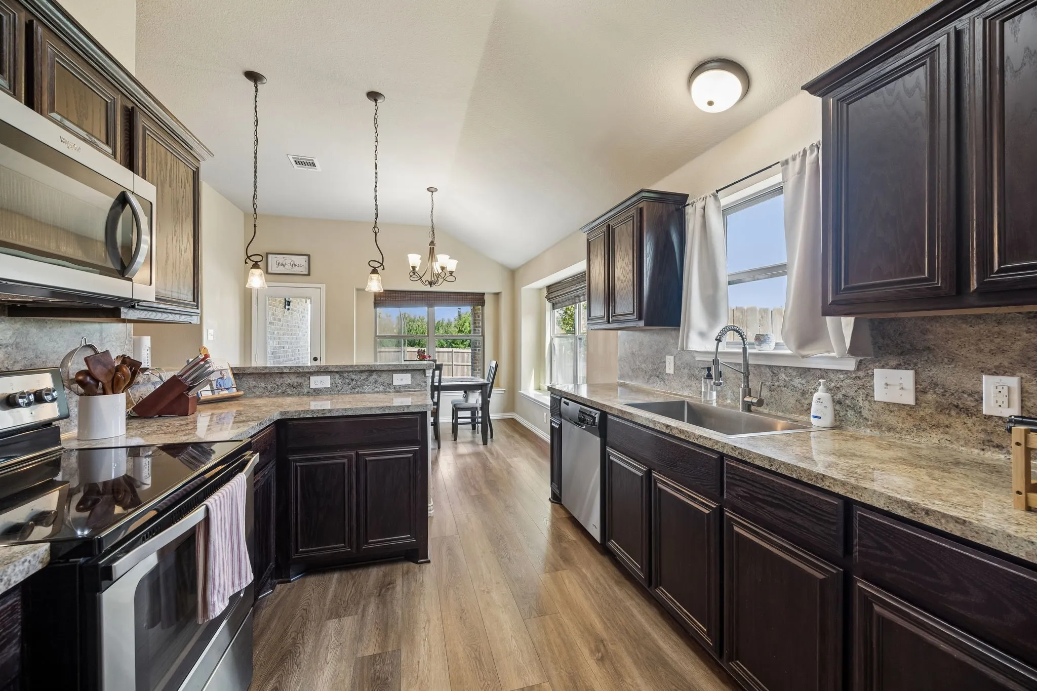 Single Family Residence For Sale in Ellis County , 1901 Millbrook Drive, Midlothian, Texas 76065, 3 Bedroom, 2 Bathroom, 2 Garage spaces, 1,511 Sqft, built in 2013, mls#21331449, Real Estate Agent in Midlothian, Homes For Sale in Ellis county, Homes For Sale in Midlothian, Realtor in Midlothian Texas, Real Estate Brokerage Independent Realty Texas, Luminita Cordes Realtor