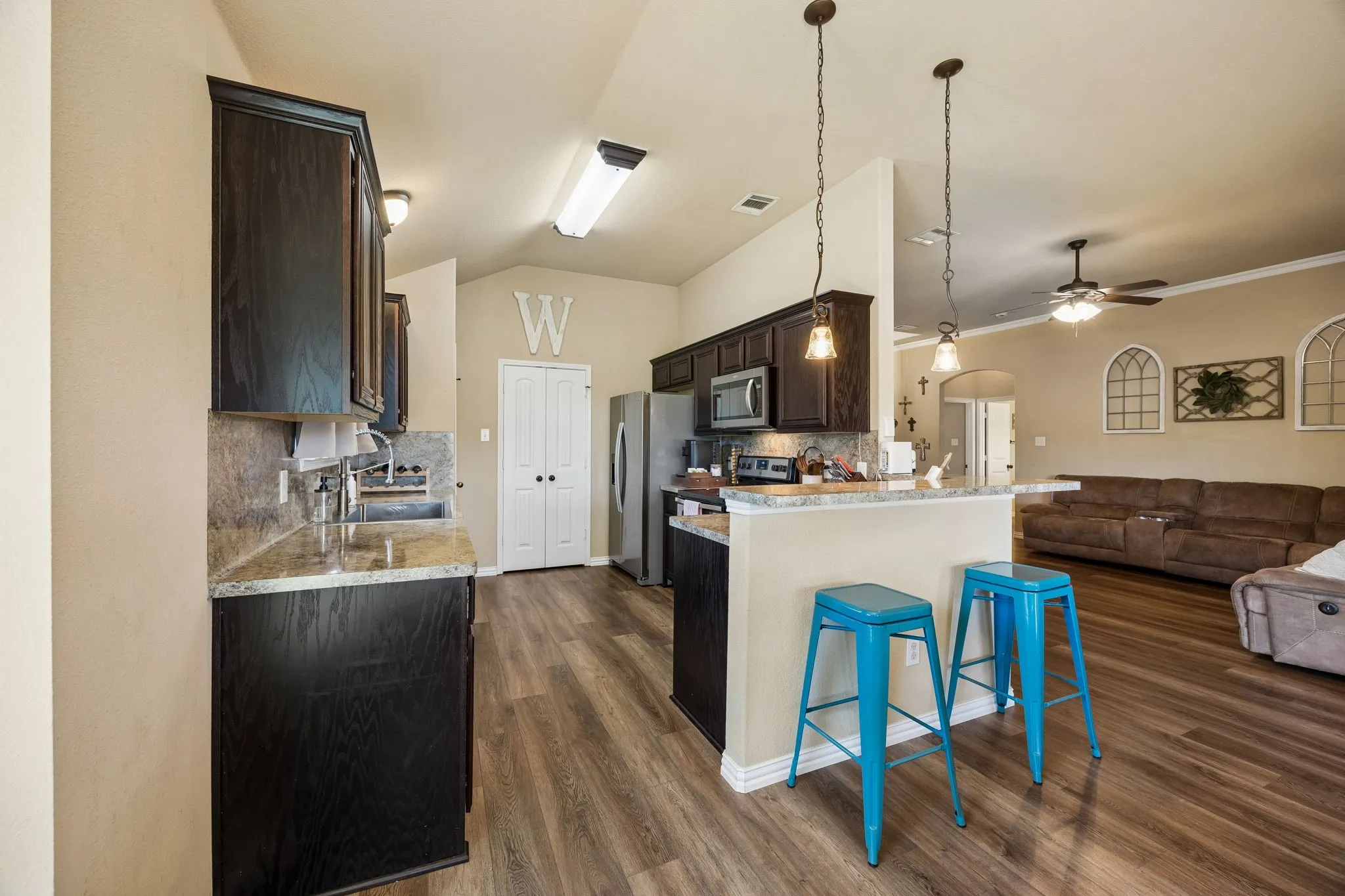 Single Family Residence For Sale in Ellis County , 1901 Millbrook Drive, Midlothian, Texas 76065, 3 Bedroom, 2 Bathroom, 2 Garage spaces, 1,511 Sqft, built in 2013, mls#21331449, Real Estate Agent in Midlothian, Homes For Sale in Ellis county, Homes For Sale in Midlothian, Realtor in Midlothian Texas, Real Estate Brokerage Independent Realty Texas, Luminita Cordes Realtor
