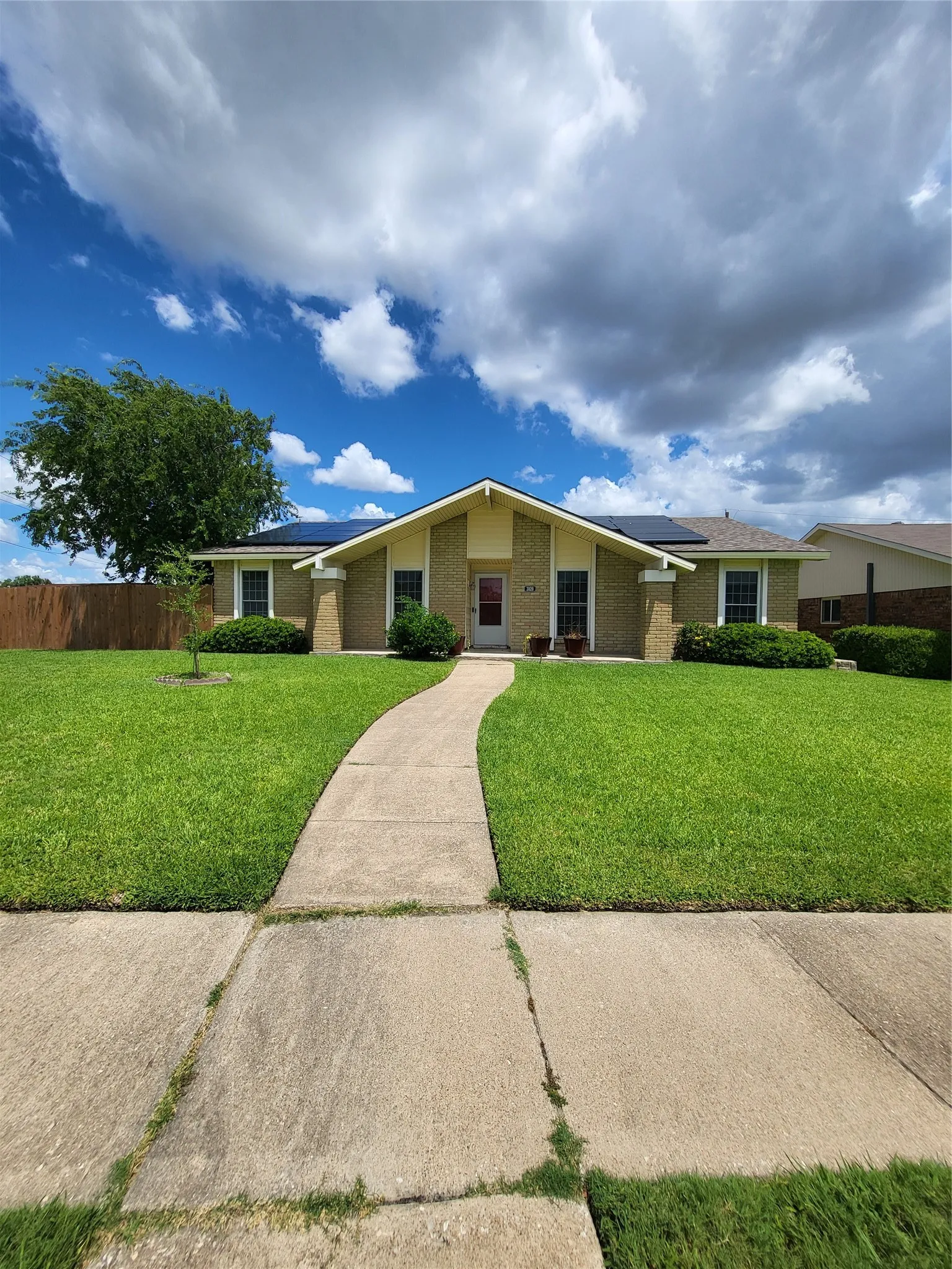 Single Family Residence For Sale in Denton County , 3020 Rockett Drive, Carrollton, Texas 75007, 3 Bedroom, 2 Bathroom, 2 Garage spaces, 1,930 Sqft, built in 1977, mls#21330478, Real Estate Agent in Carrollton, Homes For Sale in Denton county, Homes For Sale in Carrollton, Realtor in Carrollton Texas, Real Estate Brokerage Independent Realty Texas, Luminita Cordes Realtor