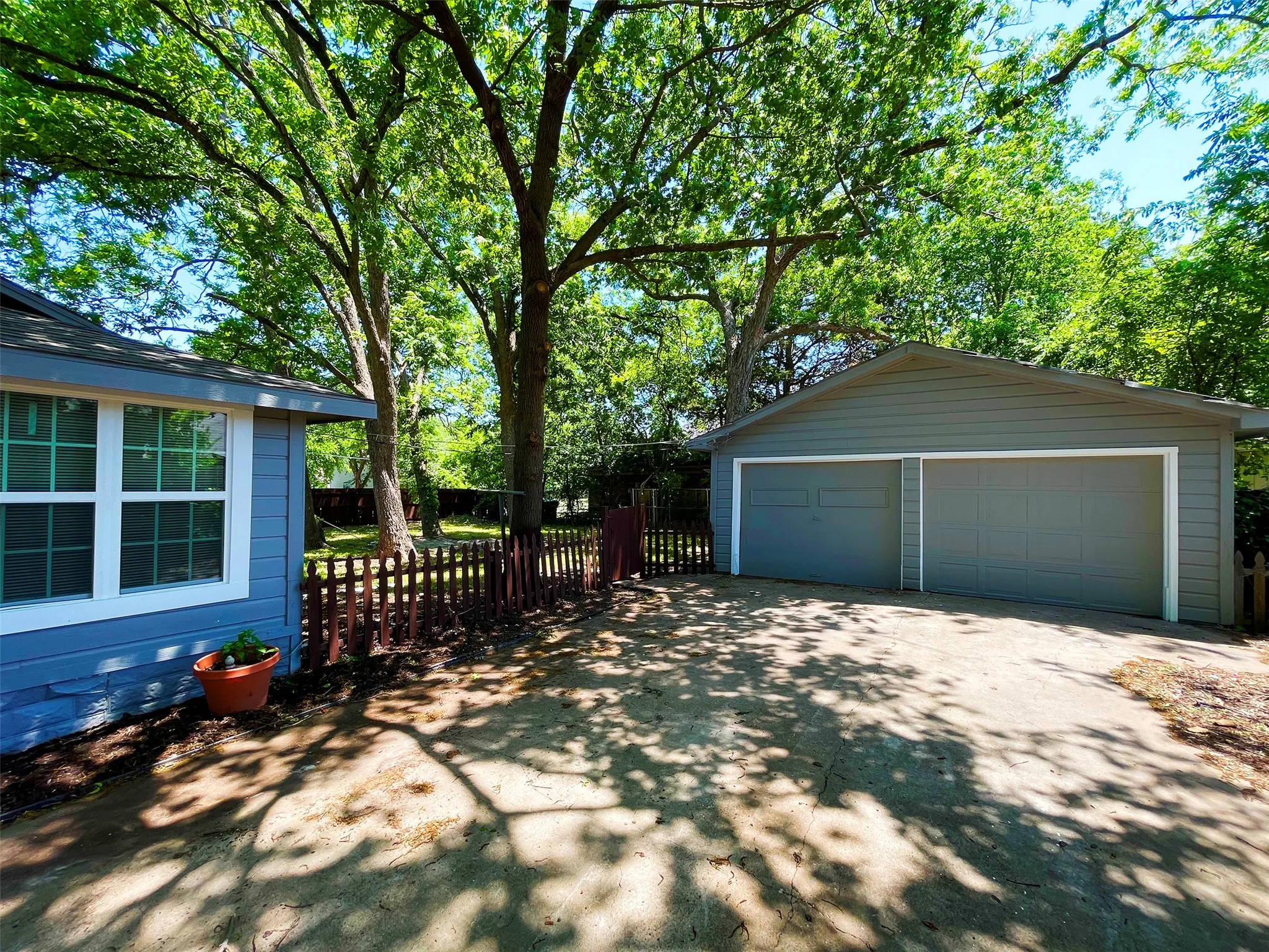 Single Family Residence For Sale in Collin County , 1107 Hall Street, Mc Kinney, Texas 75069, 3 Bedroom, 1 Bathroom, 2 Garage spaces, 1,391 Sqft, built in 1965, mls#21331451, Real Estate Agent in Mc Kinney, Homes For Sale in Collin county, Homes For Sale in Mc Kinney, Realtor in Mc Kinney Texas, Real Estate Brokerage Independent Realty Texas, Luminita Cordes Realtor