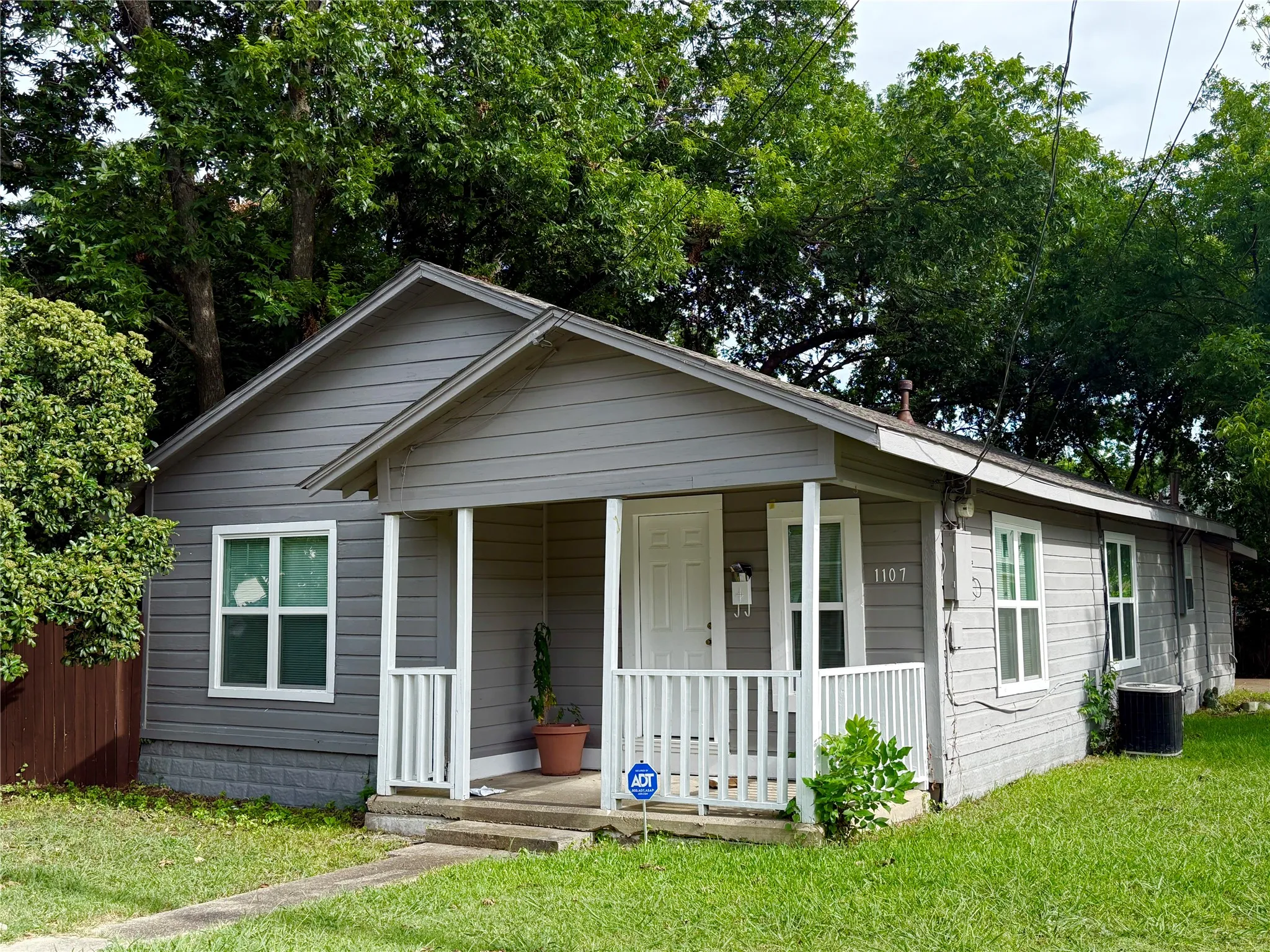 Single Family Residence For Sale in Collin County , 1107 Hall Street, Mc Kinney, Texas 75069, 3 Bedroom, 1 Bathroom, 2 Garage spaces, 1,391 Sqft, built in 1965, mls#21331451, Real Estate Agent in Mc Kinney, Homes For Sale in Collin county, Homes For Sale in Mc Kinney, Realtor in Mc Kinney Texas, Real Estate Brokerage Independent Realty Texas, Luminita Cordes Realtor