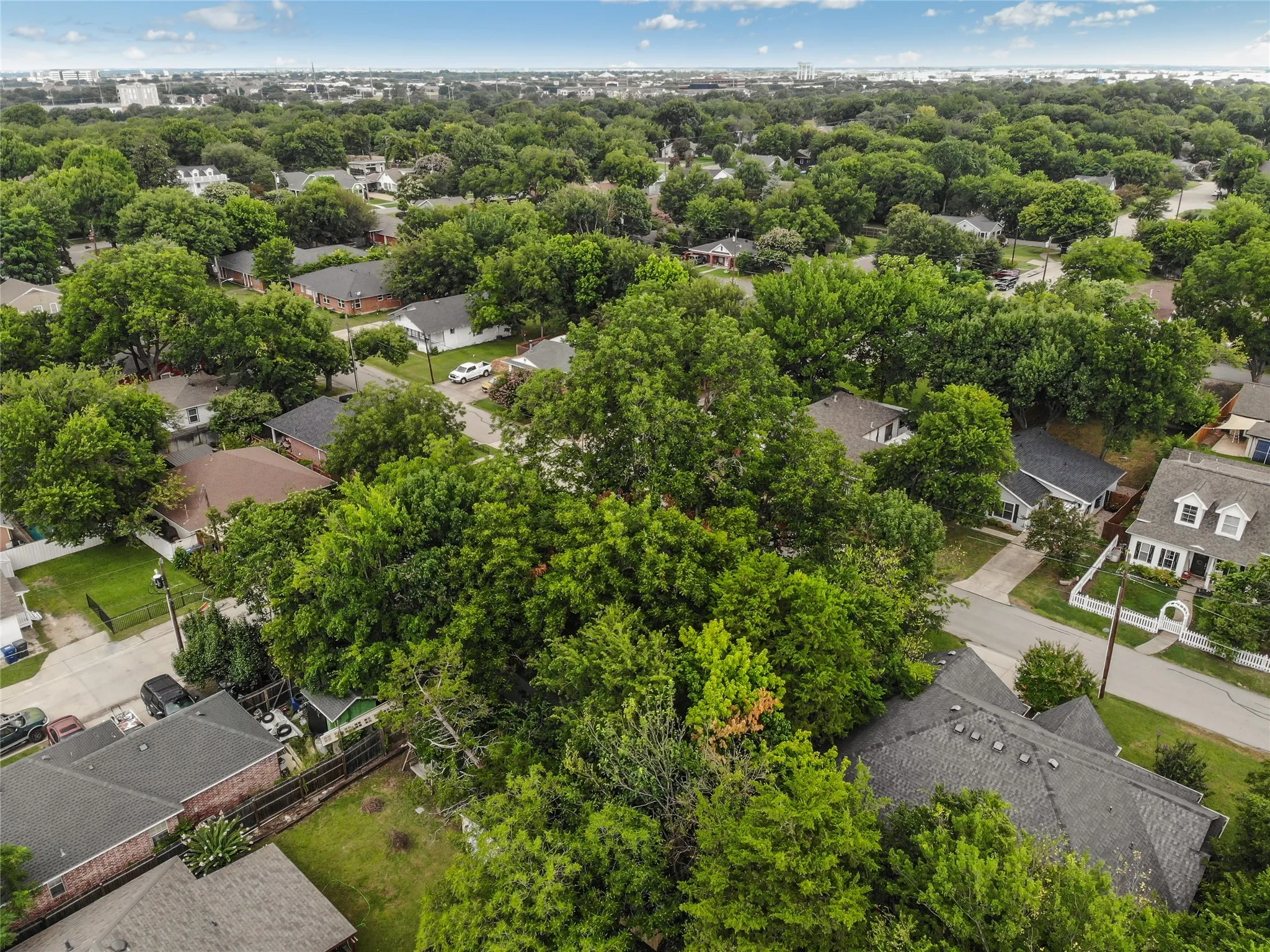Single Family Residence For Sale in Collin County , 1107 Hall Street, Mc Kinney, Texas 75069, 3 Bedroom, 1 Bathroom, 2 Garage spaces, 1,391 Sqft, built in 1965, mls#21331451, Real Estate Agent in Mc Kinney, Homes For Sale in Collin county, Homes For Sale in Mc Kinney, Realtor in Mc Kinney Texas, Real Estate Brokerage Independent Realty Texas, Luminita Cordes Realtor
