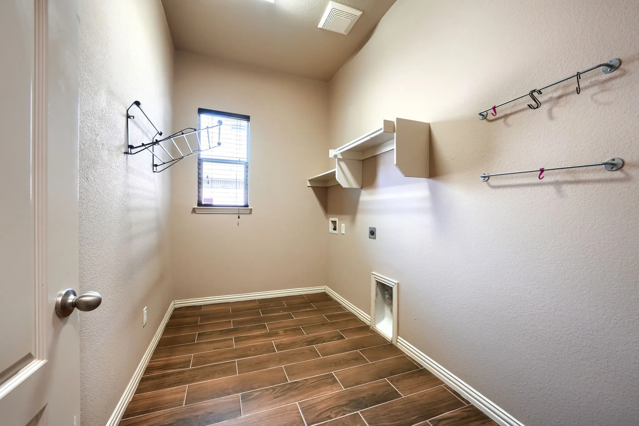 Single Family Residence For Rent in Denton County , 12372 Payne Street, Frisco, Texas 75033, 3 Bedroom, 2 Bathroom, 2 Garage spaces, 2,105 Sqft, built in 2011, mls#21331483, Real Estate Agent in Frisco, Homes For Rent in Denton county, Homes For Rent in Frisco, Realtor in Frisco Texas, Real Estate Brokerage Independent Realty Texas, Luminita Cordes Realtor