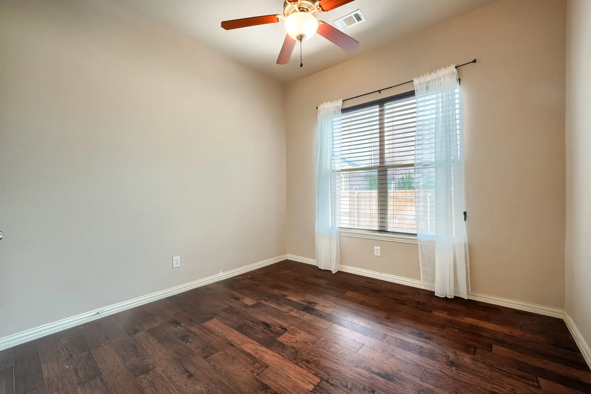 Single Family Residence For Rent in Denton County , 12372 Payne Street, Frisco, Texas 75033, 3 Bedroom, 2 Bathroom, 2 Garage spaces, 2,105 Sqft, built in 2011, mls#21331483, Real Estate Agent in Frisco, Homes For Rent in Denton county, Homes For Rent in Frisco, Realtor in Frisco Texas, Real Estate Brokerage Independent Realty Texas, Luminita Cordes Realtor
