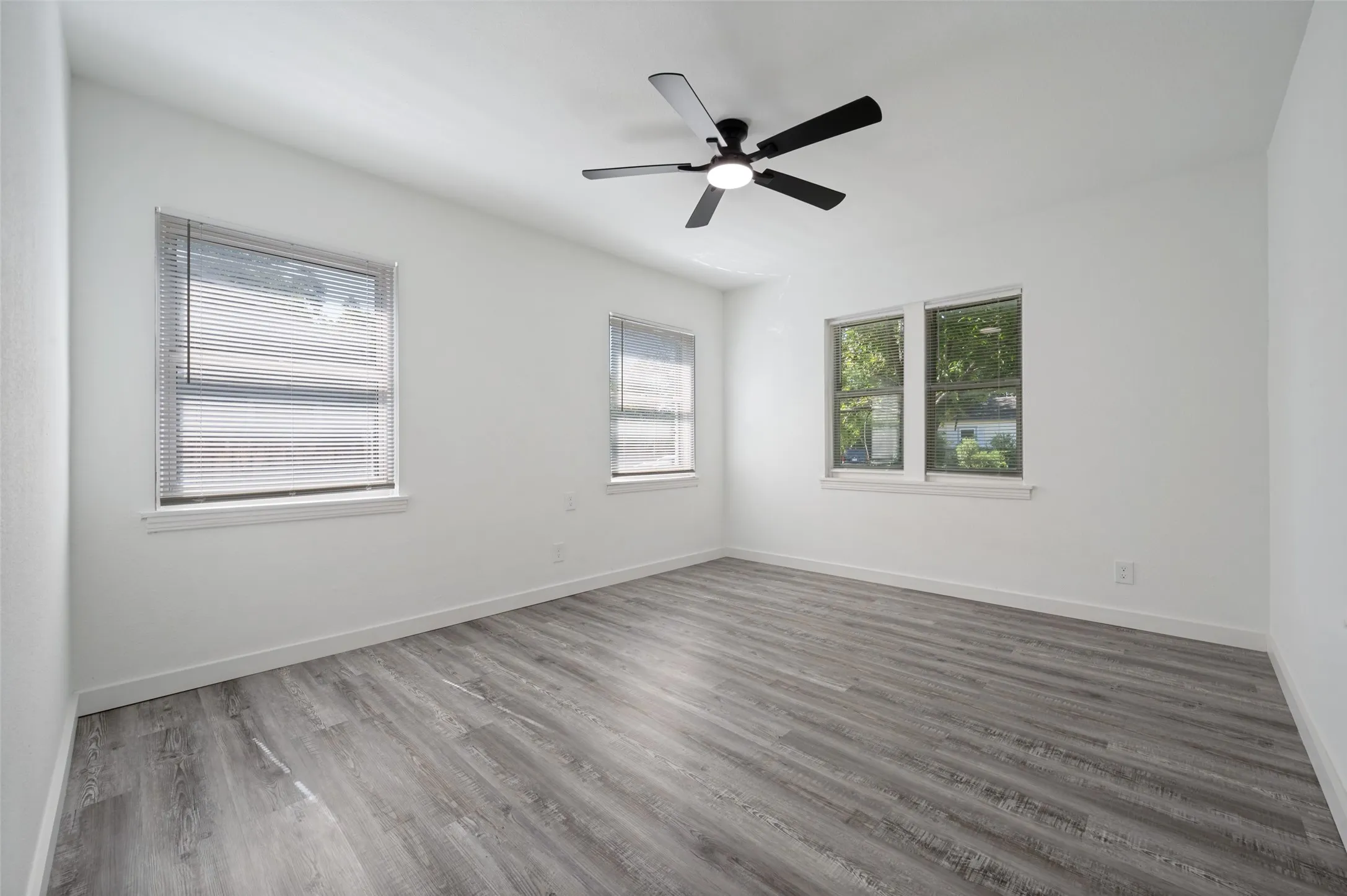 Single Family Residence For Sale in Dallas County , 209 W 12th Street, Irving, Texas 75060, 3 Bedroom, 2 Bathroom, 1 Garage spaces, 1,060 Sqft, built in 1950, mls#21331384, Real Estate Agent in Irving, Homes For Sale in Dallas county, Homes For Sale in Irving, Realtor in Irving Texas, Real Estate Brokerage Independent Realty Texas, Luminita Cordes Realtor