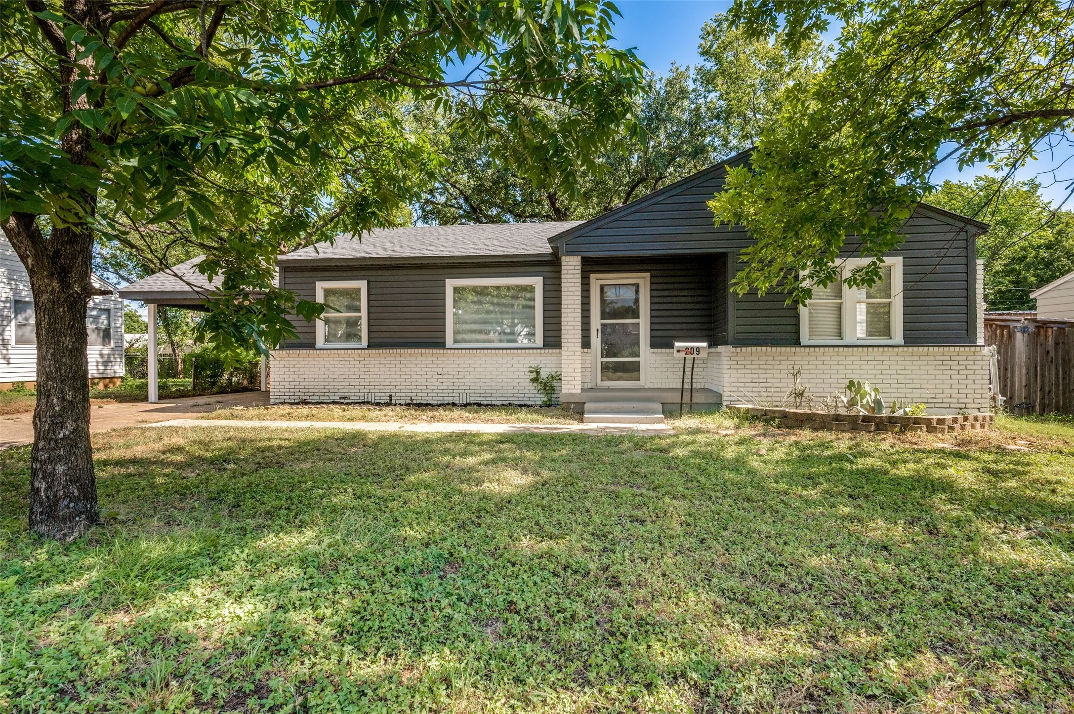 Single Family Residence For Sale in Dallas County , 209 W 12th Street, Irving, Texas 75060, 3 Bedroom, 2 Bathroom, 1 Garage spaces, 1,060 Sqft, built in 1950, mls#21331384, Real Estate Agent in Irving, Homes For Sale in Dallas county, Homes For Sale in Irving, Realtor in Irving Texas, Real Estate Brokerage Independent Realty Texas, Luminita Cordes Realtor