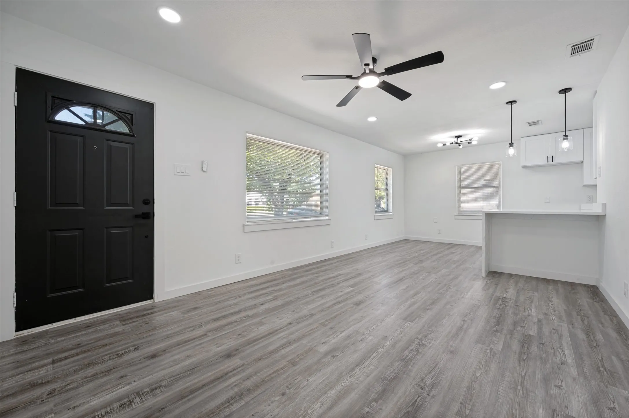 Single Family Residence For Sale in Dallas County , 209 W 12th Street, Irving, Texas 75060, 3 Bedroom, 2 Bathroom, 1 Garage spaces, 1,060 Sqft, built in 1950, mls#21331384, Real Estate Agent in Irving, Homes For Sale in Dallas county, Homes For Sale in Irving, Realtor in Irving Texas, Real Estate Brokerage Independent Realty Texas, Luminita Cordes Realtor