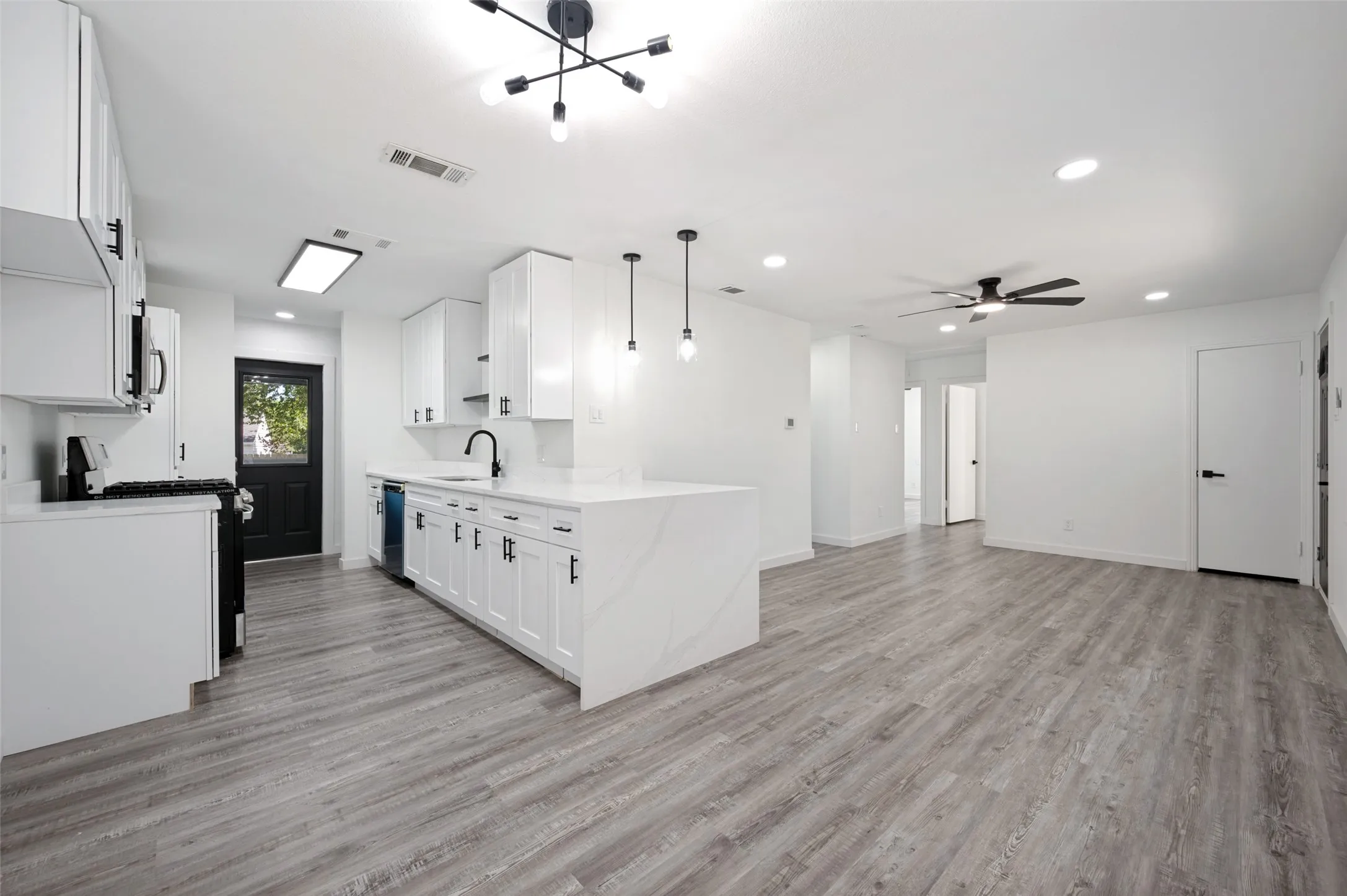 Single Family Residence For Sale in Dallas County , 209 W 12th Street, Irving, Texas 75060, 3 Bedroom, 2 Bathroom, 1 Garage spaces, 1,060 Sqft, built in 1950, mls#21331384, Real Estate Agent in Irving, Homes For Sale in Dallas county, Homes For Sale in Irving, Realtor in Irving Texas, Real Estate Brokerage Independent Realty Texas, Luminita Cordes Realtor