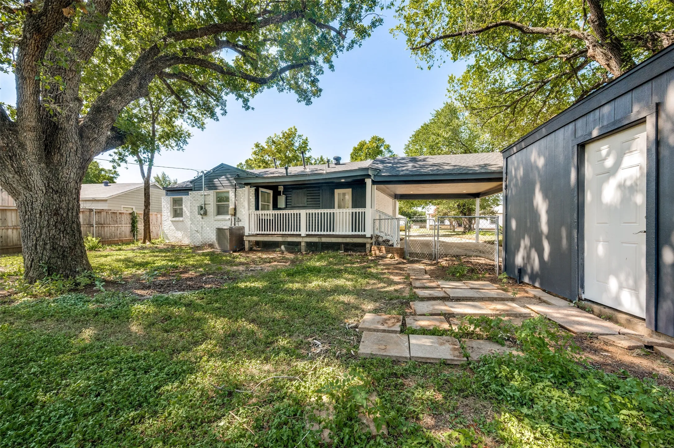 Single Family Residence For Sale in Dallas County , 209 W 12th Street, Irving, Texas 75060, 3 Bedroom, 2 Bathroom, 1 Garage spaces, 1,060 Sqft, built in 1950, mls#21331384, Real Estate Agent in Irving, Homes For Sale in Dallas county, Homes For Sale in Irving, Realtor in Irving Texas, Real Estate Brokerage Independent Realty Texas, Luminita Cordes Realtor