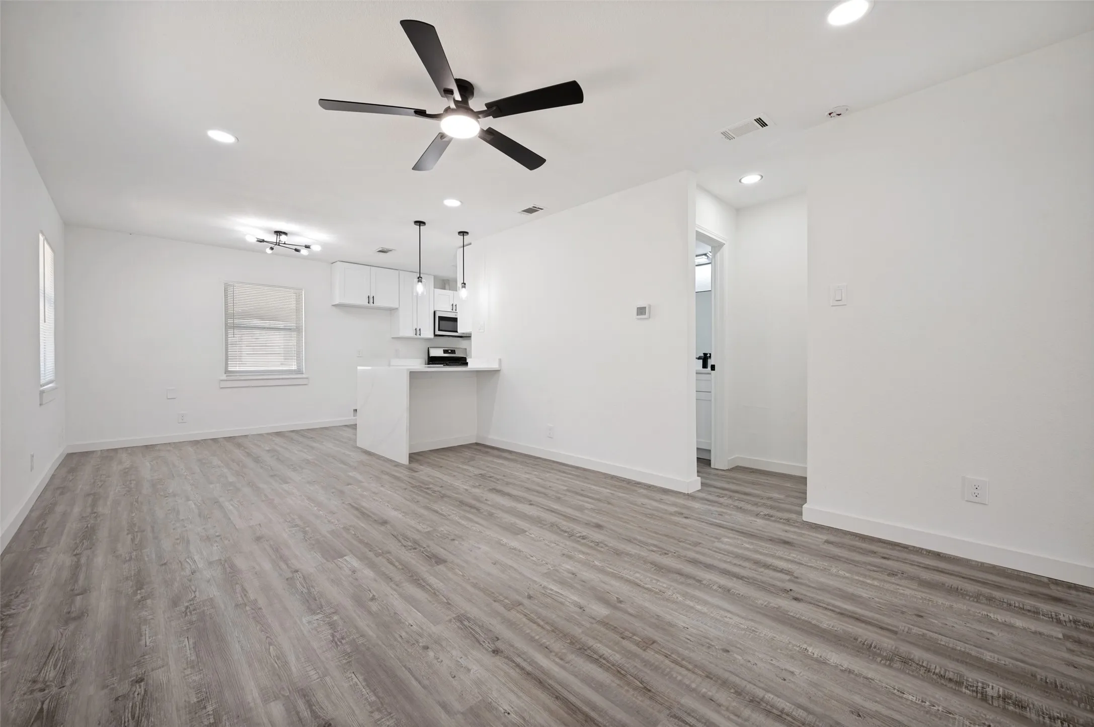Single Family Residence For Sale in Dallas County , 209 W 12th Street, Irving, Texas 75060, 3 Bedroom, 2 Bathroom, 1 Garage spaces, 1,060 Sqft, built in 1950, mls#21331384, Real Estate Agent in Irving, Homes For Sale in Dallas county, Homes For Sale in Irving, Realtor in Irving Texas, Real Estate Brokerage Independent Realty Texas, Luminita Cordes Realtor