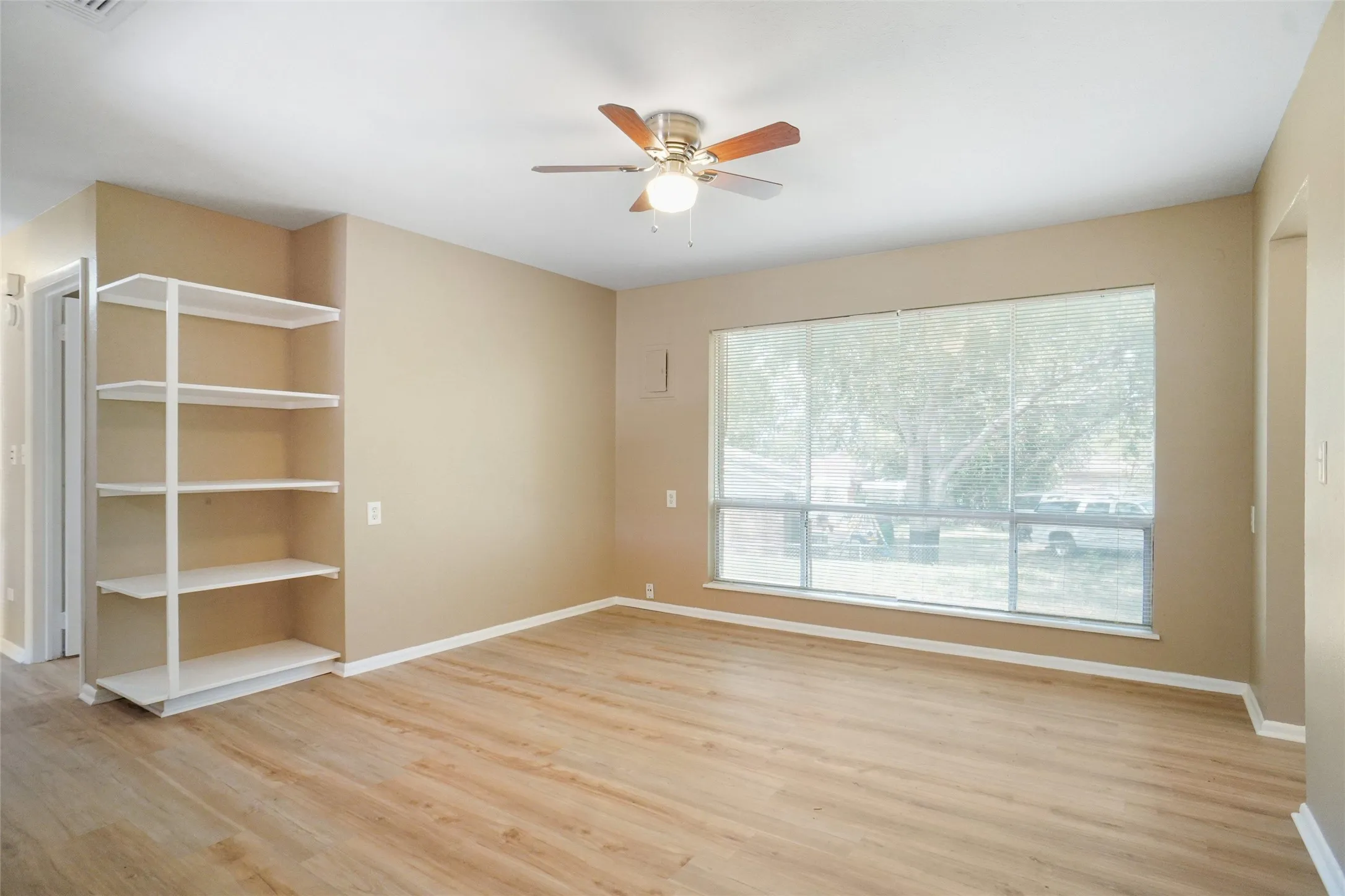 Single Family Residence For Rent in Tarrant County , 4801 Bellcrest Court, Fort Worth, Texas 76135, 2 Bedroom, 1 Bathroom, 1 Garage spaces, 988 Sqft, built in 1963, mls#21331510, Real Estate Agent in Fort Worth, Homes For Rent in Tarrant county, Homes For Rent in Fort Worth, Realtor in Fort Worth Texas, Real Estate Brokerage Independent Realty Texas, Luminita Cordes Realtor