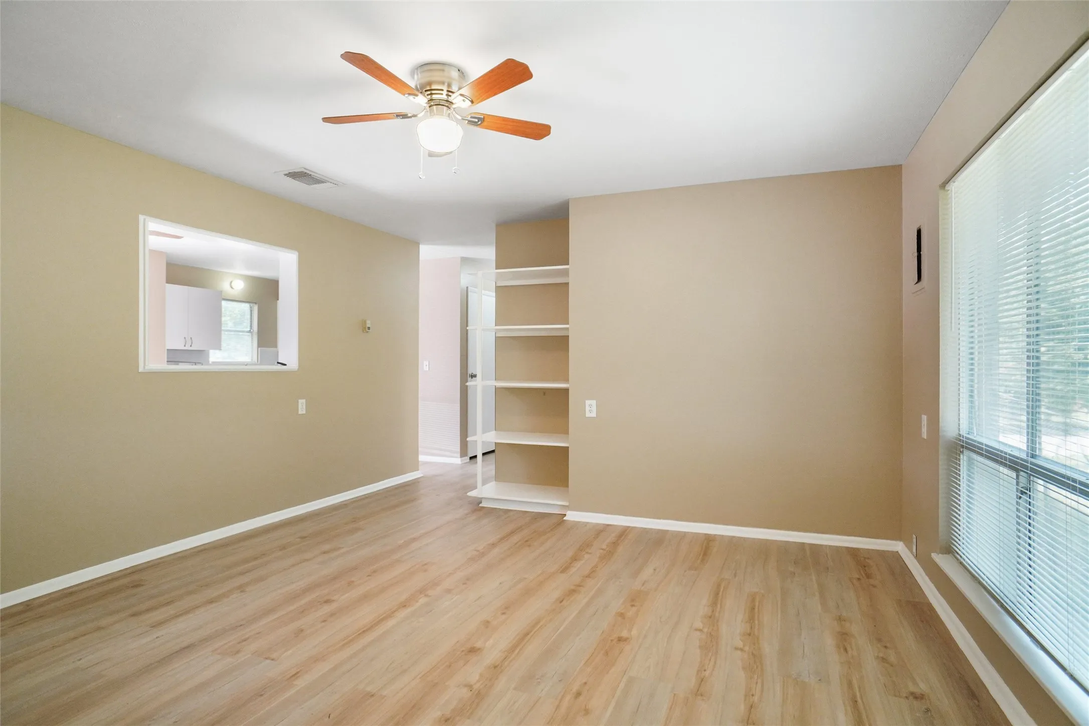 Single Family Residence For Rent in Tarrant County , 4801 Bellcrest Court, Fort Worth, Texas 76135, 2 Bedroom, 1 Bathroom, 1 Garage spaces, 988 Sqft, built in 1963, mls#21331510, Real Estate Agent in Fort Worth, Homes For Rent in Tarrant county, Homes For Rent in Fort Worth, Realtor in Fort Worth Texas, Real Estate Brokerage Independent Realty Texas, Luminita Cordes Realtor