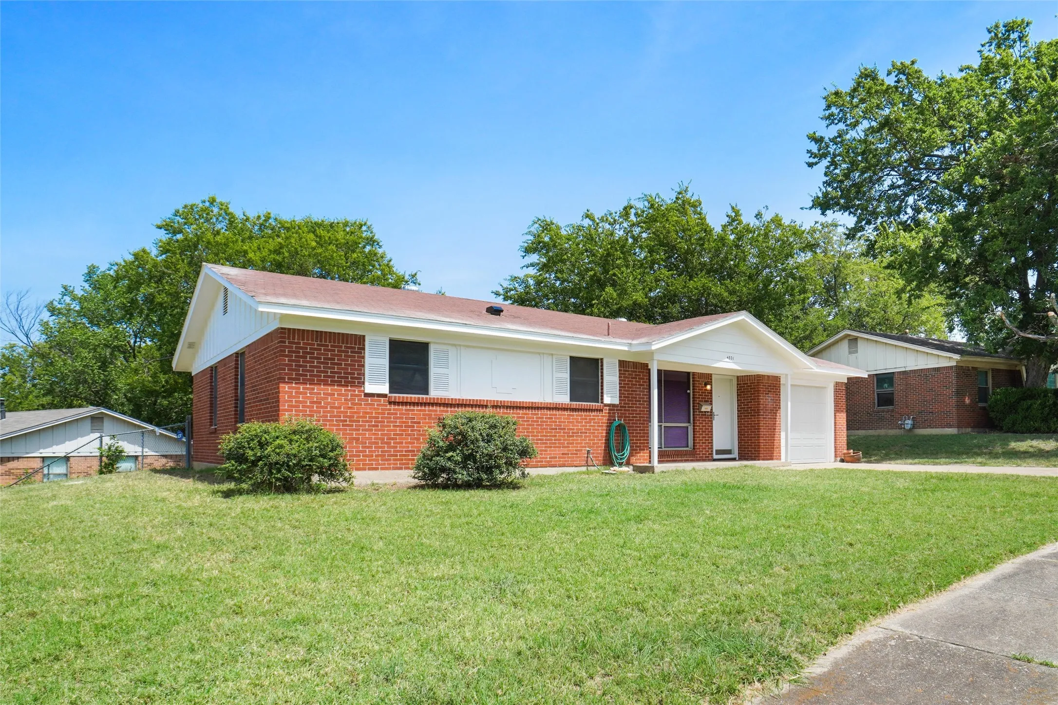 Single Family Residence For Rent in Tarrant County , 4801 Bellcrest Court, Fort Worth, Texas 76135, 2 Bedroom, 1 Bathroom, 1 Garage spaces, 988 Sqft, built in 1963, mls#21331510, Real Estate Agent in Fort Worth, Homes For Rent in Tarrant county, Homes For Rent in Fort Worth, Realtor in Fort Worth Texas, Real Estate Brokerage Independent Realty Texas, Luminita Cordes Realtor
