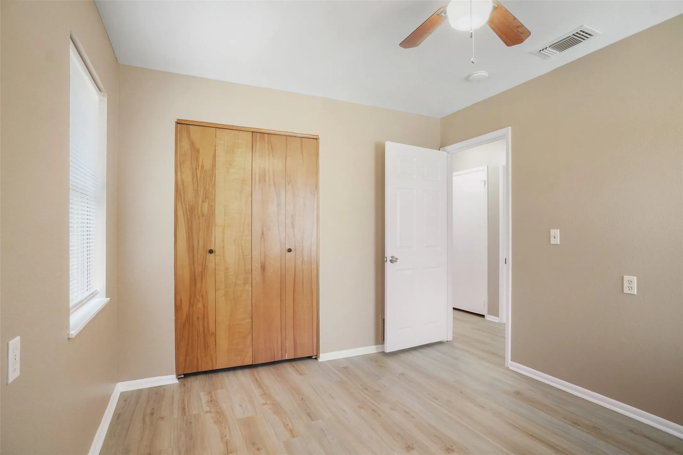 Single Family Residence For Rent in Tarrant County , 4801 Bellcrest Court, Fort Worth, Texas 76135, 2 Bedroom, 1 Bathroom, 1 Garage spaces, 988 Sqft, built in 1963, mls#21331510, Real Estate Agent in Fort Worth, Homes For Rent in Tarrant county, Homes For Rent in Fort Worth, Realtor in Fort Worth Texas, Real Estate Brokerage Independent Realty Texas, Luminita Cordes Realtor
