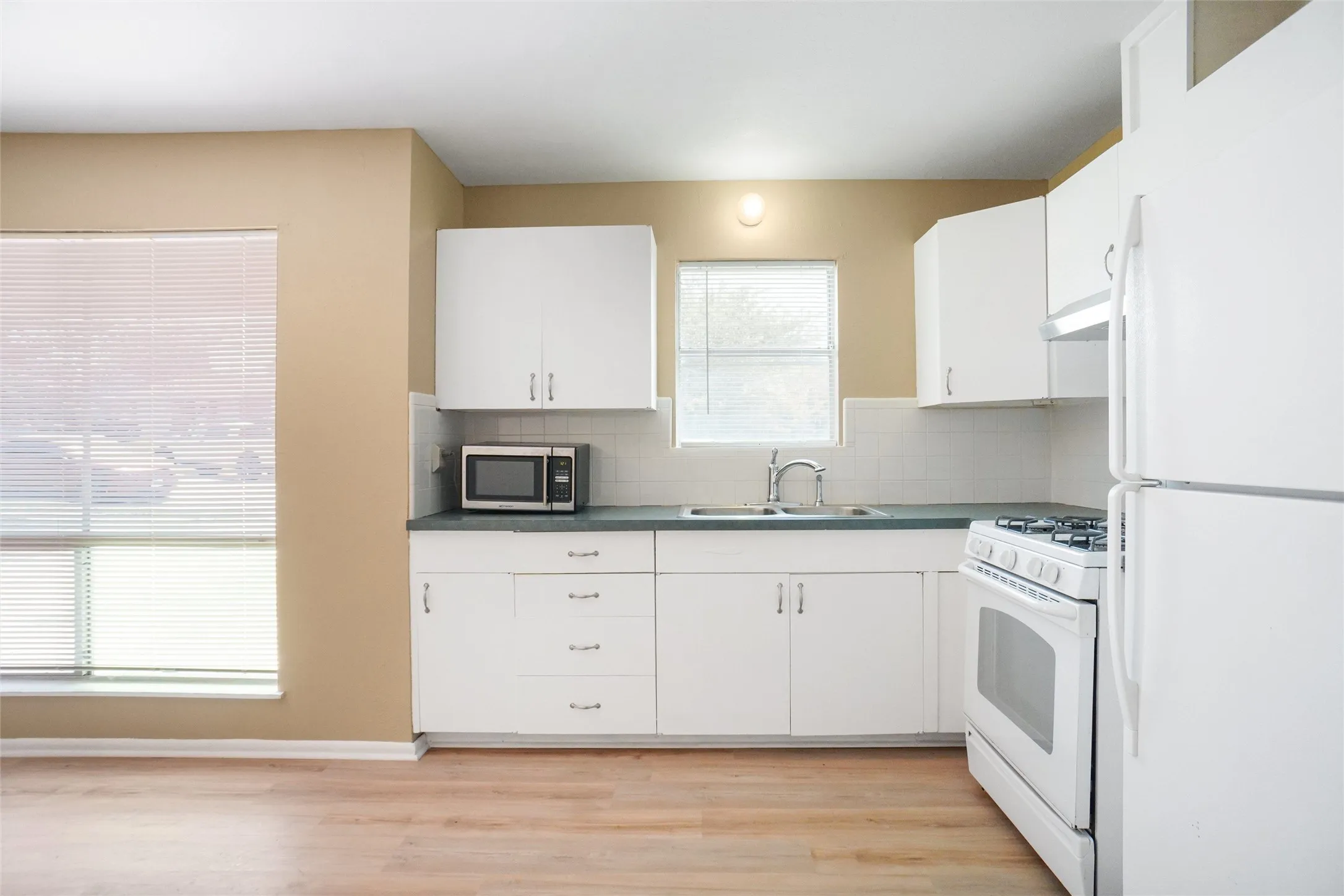 Single Family Residence For Rent in Tarrant County , 4801 Bellcrest Court, Fort Worth, Texas 76135, 2 Bedroom, 1 Bathroom, 1 Garage spaces, 988 Sqft, built in 1963, mls#21331510, Real Estate Agent in Fort Worth, Homes For Rent in Tarrant county, Homes For Rent in Fort Worth, Realtor in Fort Worth Texas, Real Estate Brokerage Independent Realty Texas, Luminita Cordes Realtor