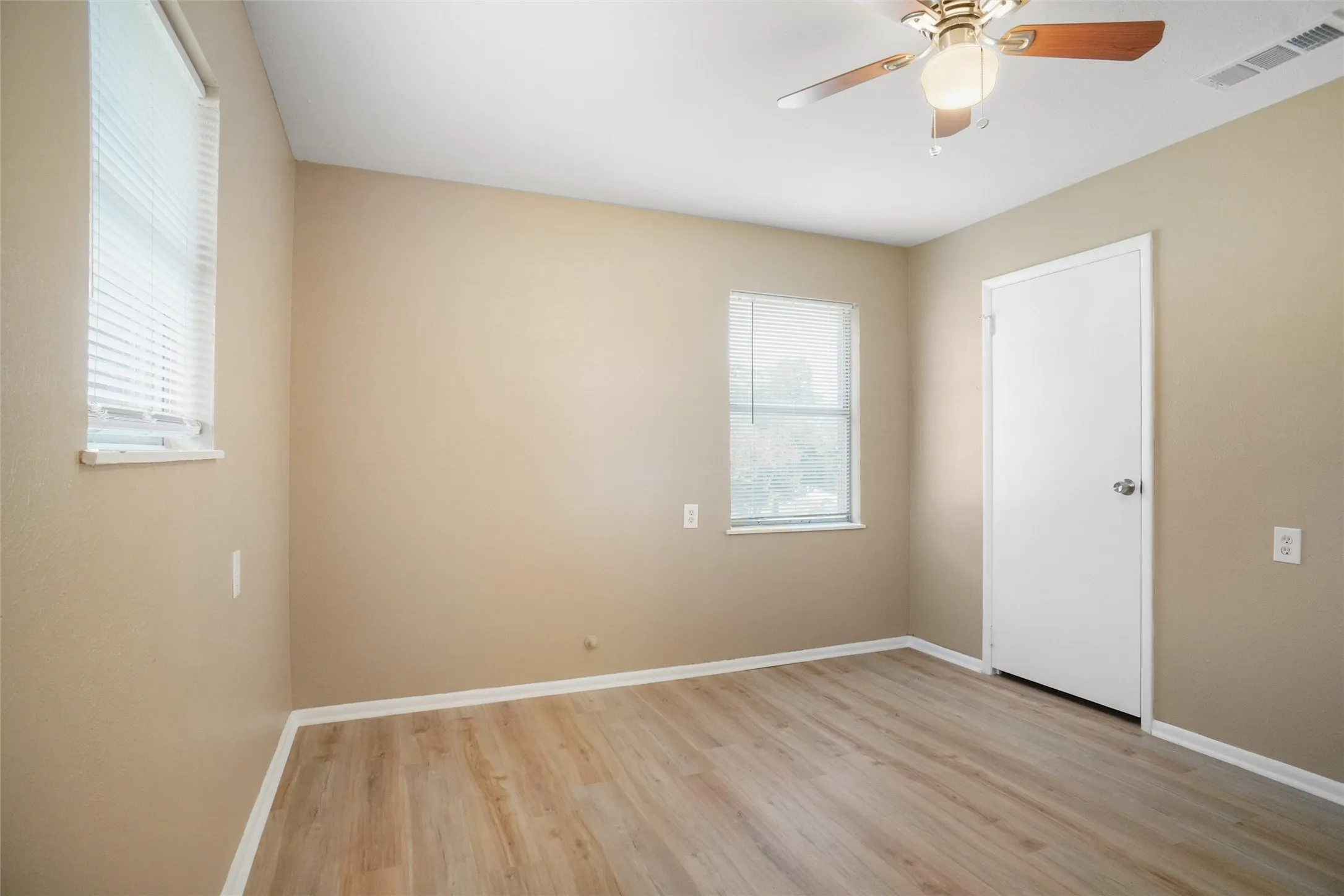 Single Family Residence For Rent in Tarrant County , 4801 Bellcrest Court, Fort Worth, Texas 76135, 2 Bedroom, 1 Bathroom, 1 Garage spaces, 988 Sqft, built in 1963, mls#21331510, Real Estate Agent in Fort Worth, Homes For Rent in Tarrant county, Homes For Rent in Fort Worth, Realtor in Fort Worth Texas, Real Estate Brokerage Independent Realty Texas, Luminita Cordes Realtor