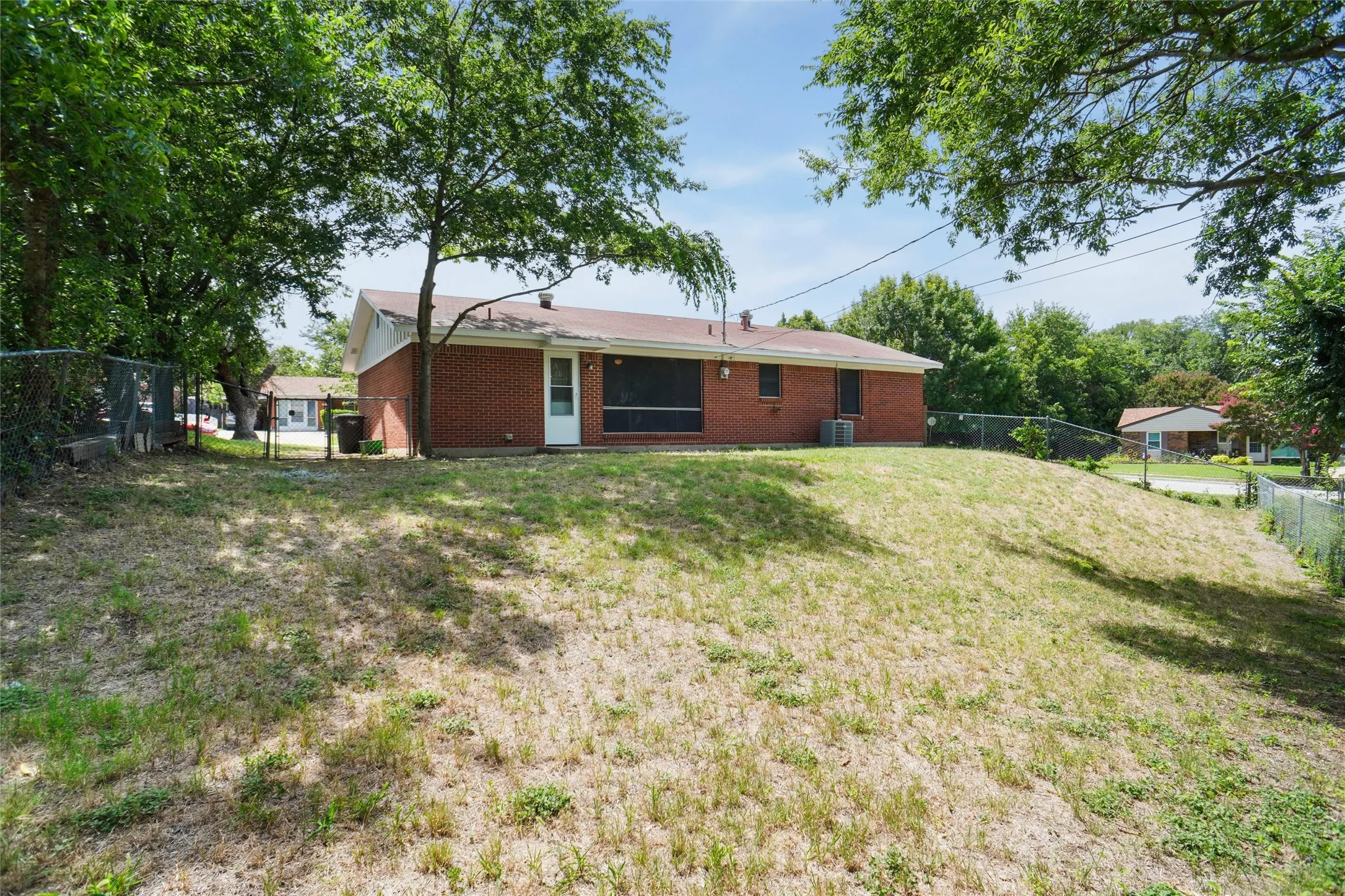 Single Family Residence For Rent in Tarrant County , 4801 Bellcrest Court, Fort Worth, Texas 76135, 2 Bedroom, 1 Bathroom, 1 Garage spaces, 988 Sqft, built in 1963, mls#21331510, Real Estate Agent in Fort Worth, Homes For Rent in Tarrant county, Homes For Rent in Fort Worth, Realtor in Fort Worth Texas, Real Estate Brokerage Independent Realty Texas, Luminita Cordes Realtor