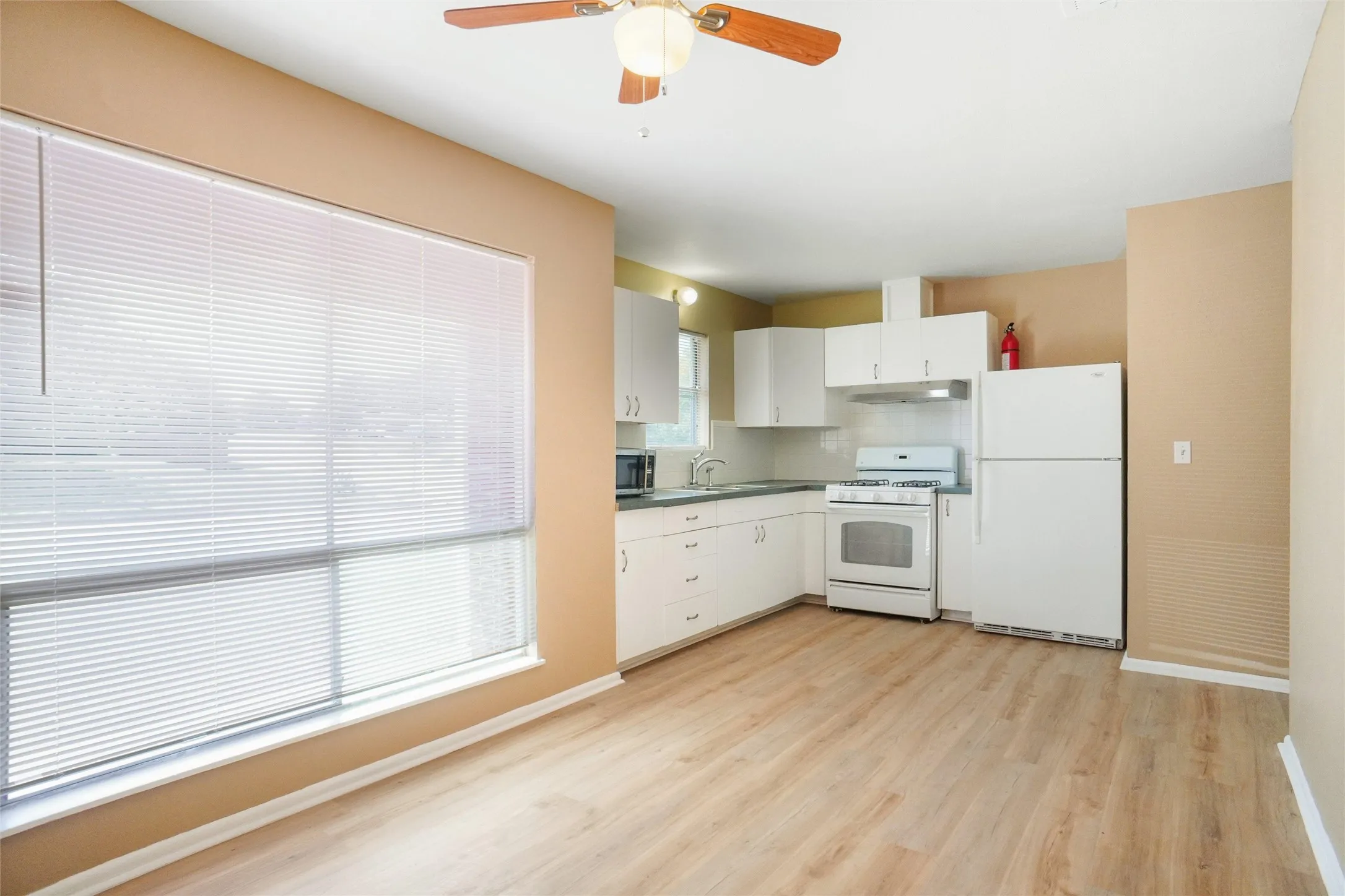 Single Family Residence For Rent in Tarrant County , 4801 Bellcrest Court, Fort Worth, Texas 76135, 2 Bedroom, 1 Bathroom, 1 Garage spaces, 988 Sqft, built in 1963, mls#21331510, Real Estate Agent in Fort Worth, Homes For Rent in Tarrant county, Homes For Rent in Fort Worth, Realtor in Fort Worth Texas, Real Estate Brokerage Independent Realty Texas, Luminita Cordes Realtor