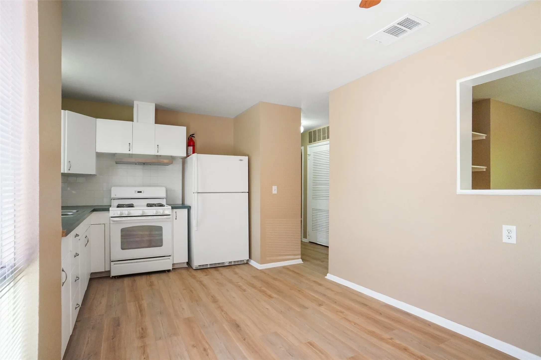 Single Family Residence For Rent in Tarrant County , 4801 Bellcrest Court, Fort Worth, Texas 76135, 2 Bedroom, 1 Bathroom, 1 Garage spaces, 988 Sqft, built in 1963, mls#21331510, Real Estate Agent in Fort Worth, Homes For Rent in Tarrant county, Homes For Rent in Fort Worth, Realtor in Fort Worth Texas, Real Estate Brokerage Independent Realty Texas, Luminita Cordes Realtor
