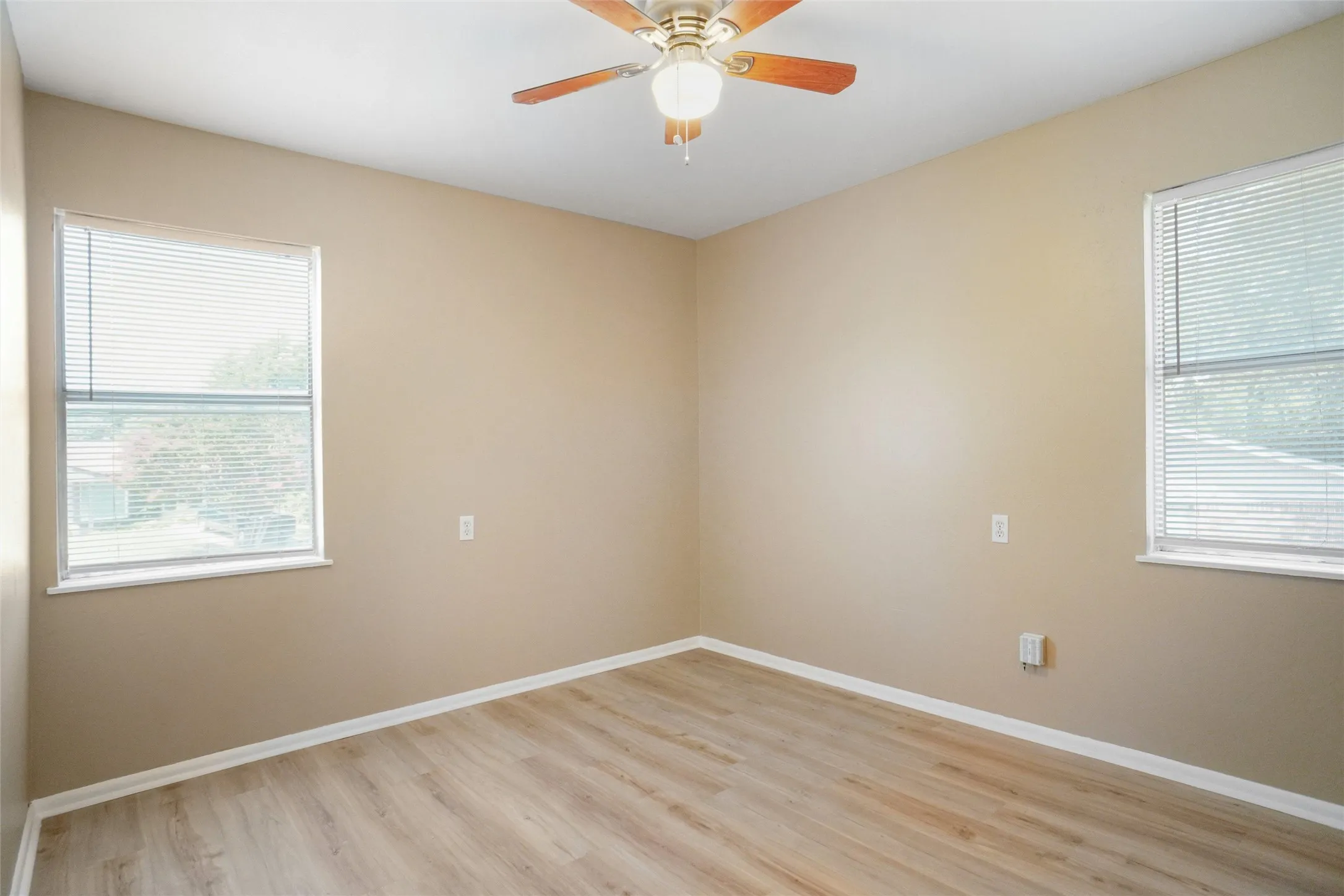 Single Family Residence For Rent in Tarrant County , 4801 Bellcrest Court, Fort Worth, Texas 76135, 2 Bedroom, 1 Bathroom, 1 Garage spaces, 988 Sqft, built in 1963, mls#21331510, Real Estate Agent in Fort Worth, Homes For Rent in Tarrant county, Homes For Rent in Fort Worth, Realtor in Fort Worth Texas, Real Estate Brokerage Independent Realty Texas, Luminita Cordes Realtor