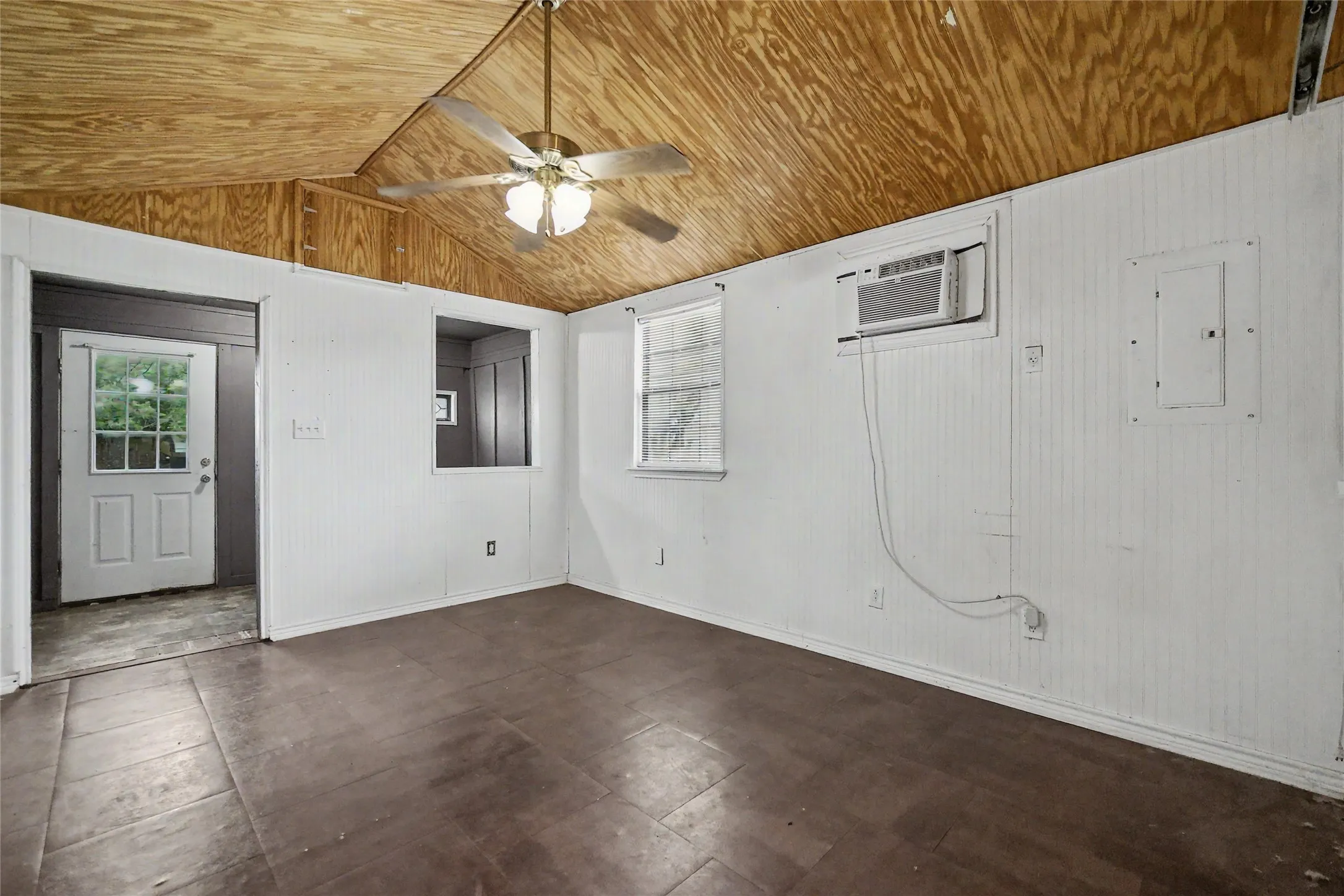 Single Family Residence For Sale in Parker County , 1304 Terry Drive, Willow Park, Texas 76008, 1 Bedroom, 1 Bathroom, Garage spaces, 540 Sqft, built in 2014, mls#21331521, Real Estate Agent in Willow Park, Homes For Sale in Parker county, Homes For Sale in Willow Park, Realtor in Willow Park Texas, Real Estate Brokerage Independent Realty Texas, Luminita Cordes Realtor