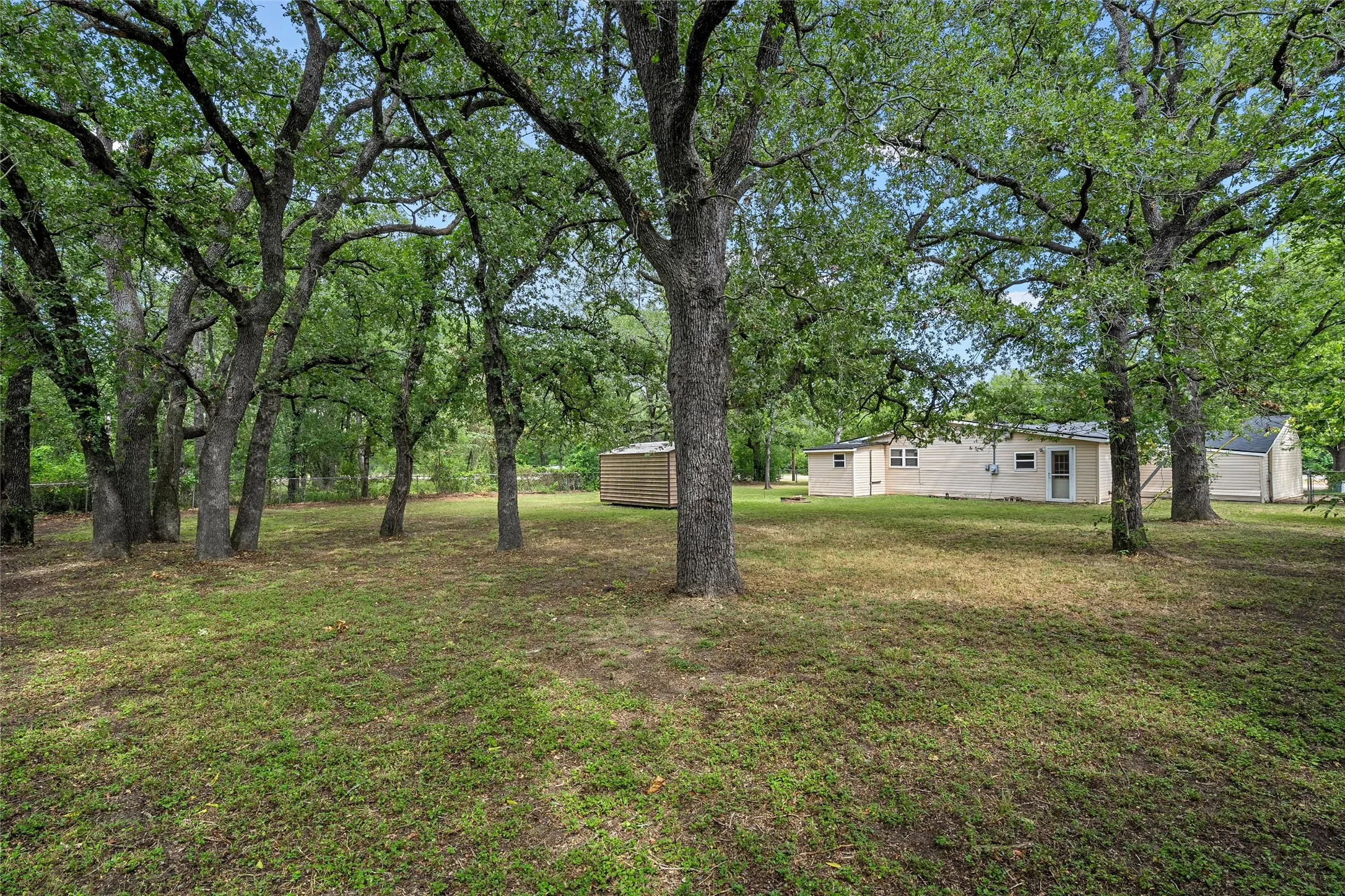 Single Family Residence For Sale in Mc Lennan County , 4704 Williams Road, Bellmead, Texas 76705, 3 Bedroom, 2 Bathroom, Garage spaces, 1,972 Sqft, built in 1953, mls#21331491, Real Estate Agent in Bellmead, Homes For Sale in Mc Lennan county, Homes For Sale in Bellmead, Realtor in Bellmead Texas, Real Estate Brokerage Independent Realty Texas, Luminita Cordes Realtor