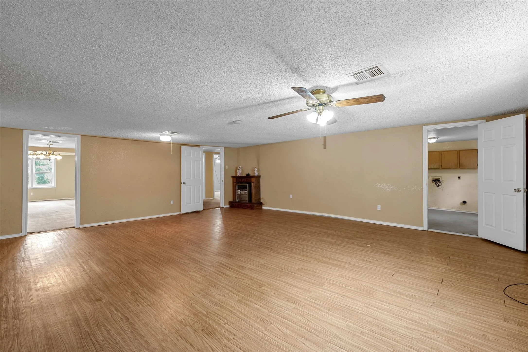 Single Family Residence For Sale in Mc Lennan County , 4704 Williams Road, Bellmead, Texas 76705, 3 Bedroom, 2 Bathroom, Garage spaces, 1,972 Sqft, built in 1953, mls#21331491, Real Estate Agent in Bellmead, Homes For Sale in Mc Lennan county, Homes For Sale in Bellmead, Realtor in Bellmead Texas, Real Estate Brokerage Independent Realty Texas, Luminita Cordes Realtor