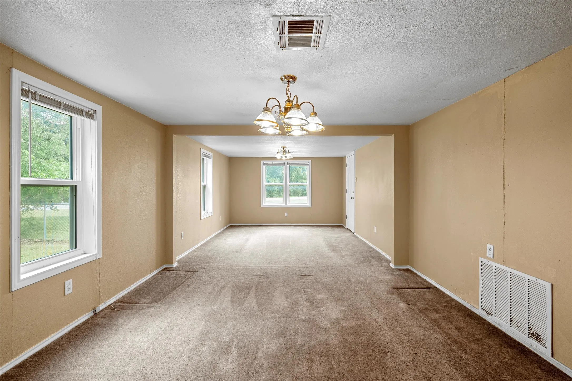 Single Family Residence For Sale in Mc Lennan County , 4704 Williams Road, Bellmead, Texas 76705, 3 Bedroom, 2 Bathroom, Garage spaces, 1,972 Sqft, built in 1953, mls#21331491, Real Estate Agent in Bellmead, Homes For Sale in Mc Lennan county, Homes For Sale in Bellmead, Realtor in Bellmead Texas, Real Estate Brokerage Independent Realty Texas, Luminita Cordes Realtor