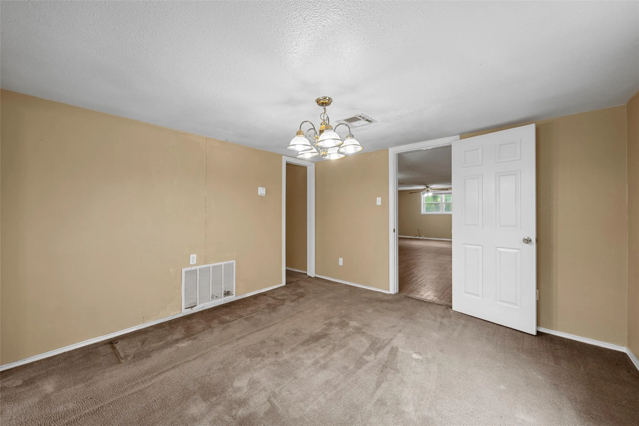 Single Family Residence For Sale in Mc Lennan County , 4704 Williams Road, Bellmead, Texas 76705, 3 Bedroom, 2 Bathroom, Garage spaces, 1,972 Sqft, built in 1953, mls#21331491, Real Estate Agent in Bellmead, Homes For Sale in Mc Lennan county, Homes For Sale in Bellmead, Realtor in Bellmead Texas, Real Estate Brokerage Independent Realty Texas, Luminita Cordes Realtor