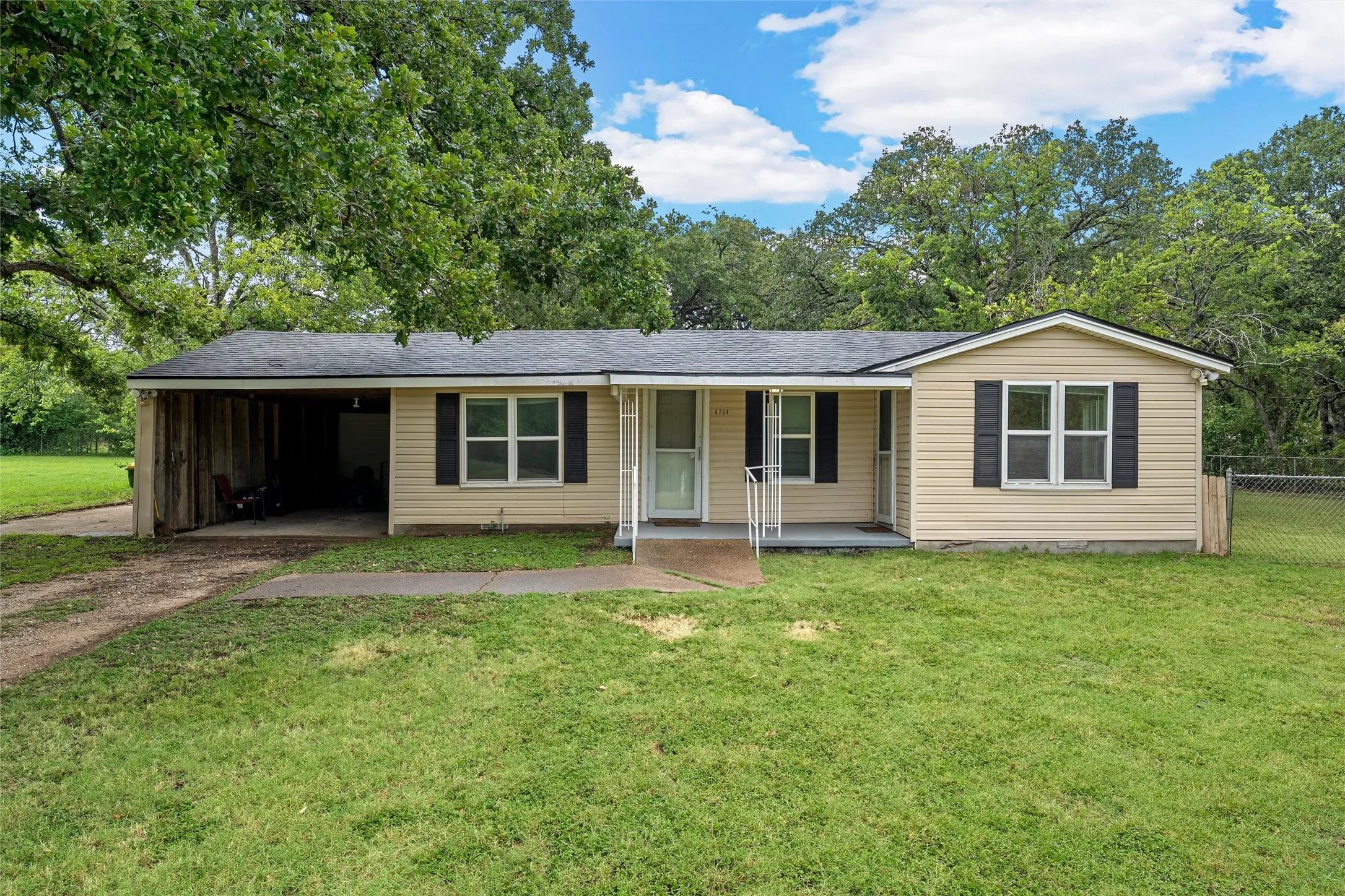Single Family Residence For Sale in Mc Lennan County , 4704 Williams Road, Bellmead, Texas 76705, 3 Bedroom, 2 Bathroom, Garage spaces, 1,972 Sqft, built in 1953, mls#21331491, Real Estate Agent in Bellmead, Homes For Sale in Mc Lennan county, Homes For Sale in Bellmead, Realtor in Bellmead Texas, Real Estate Brokerage Independent Realty Texas, Luminita Cordes Realtor