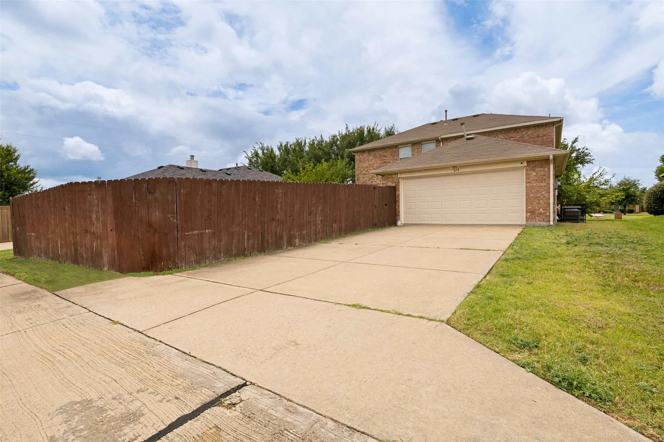 Single Family Residence For Sale in Dallas County , 614 Hearthstone Drive, Lancaster, Texas 75146, 3 Bedroom, 3 Bathroom, 2 Garage spaces, 2,280 Sqft, built in 2007, mls#21331522, Real Estate Agent in Lancaster, Homes For Sale in Dallas county, Homes For Sale in Lancaster, Realtor in Lancaster Texas, Real Estate Brokerage Independent Realty Texas, Luminita Cordes Realtor