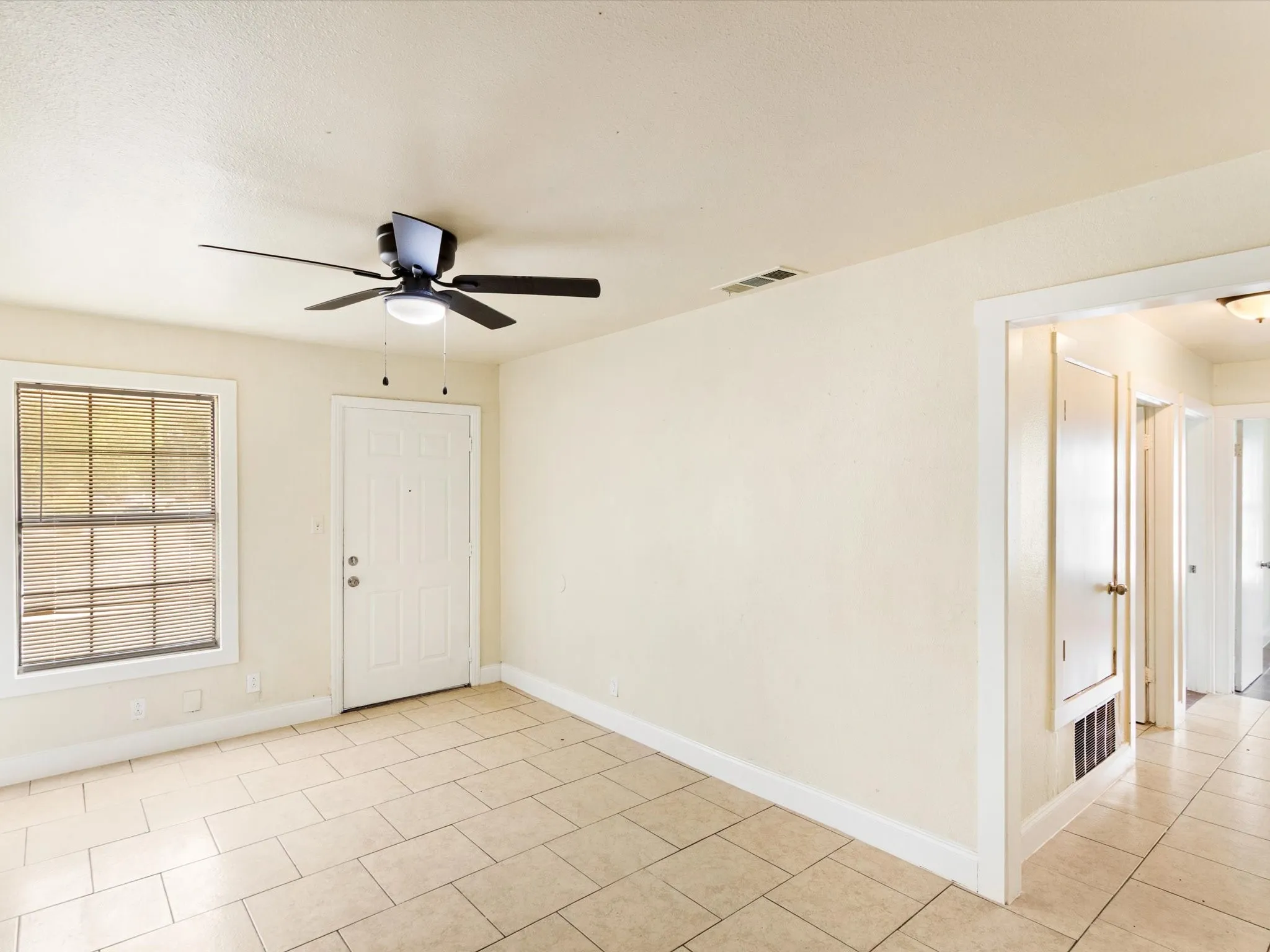 Single Family Residence For Sale in Tarrant County , 3700 Griggs Avenue, Fort Worth, Texas 76119, 4 Bedroom, 2 Bathroom, Garage spaces, 1,120 Sqft, built in 1953, mls#21331523, Real Estate Agent in Fort Worth, Homes For Sale in Tarrant county, Homes For Sale in Fort Worth, Realtor in Fort Worth Texas, Real Estate Brokerage Independent Realty Texas, Luminita Cordes Realtor