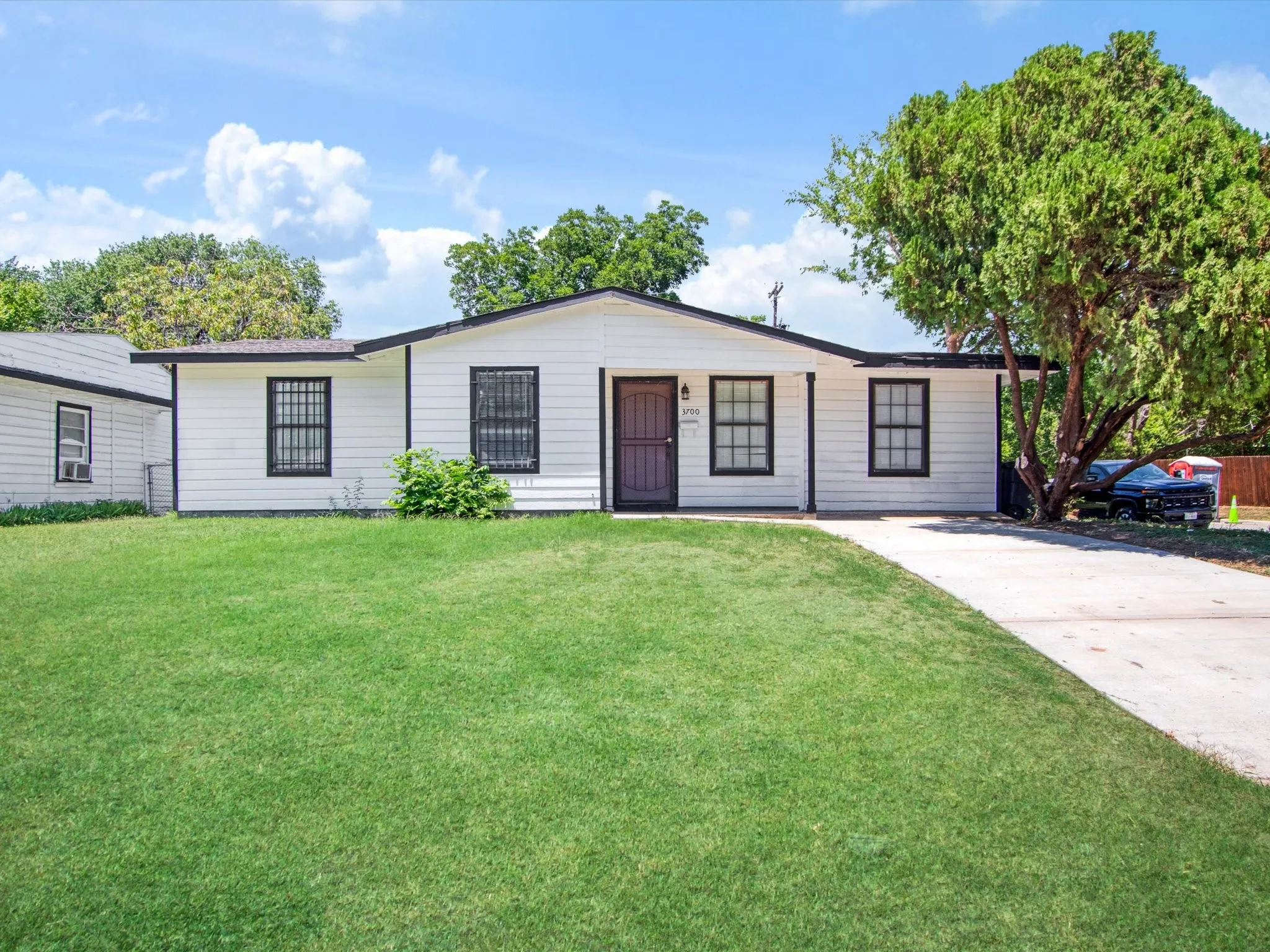 Single Family Residence For Sale in Tarrant County , 3700 Griggs Avenue, Fort Worth, Texas 76119, 4 Bedroom, 2 Bathroom, Garage spaces, 1,120 Sqft, built in 1953, mls#21331523, Real Estate Agent in Fort Worth, Homes For Sale in Tarrant county, Homes For Sale in Fort Worth, Realtor in Fort Worth Texas, Real Estate Brokerage Independent Realty Texas, Luminita Cordes Realtor