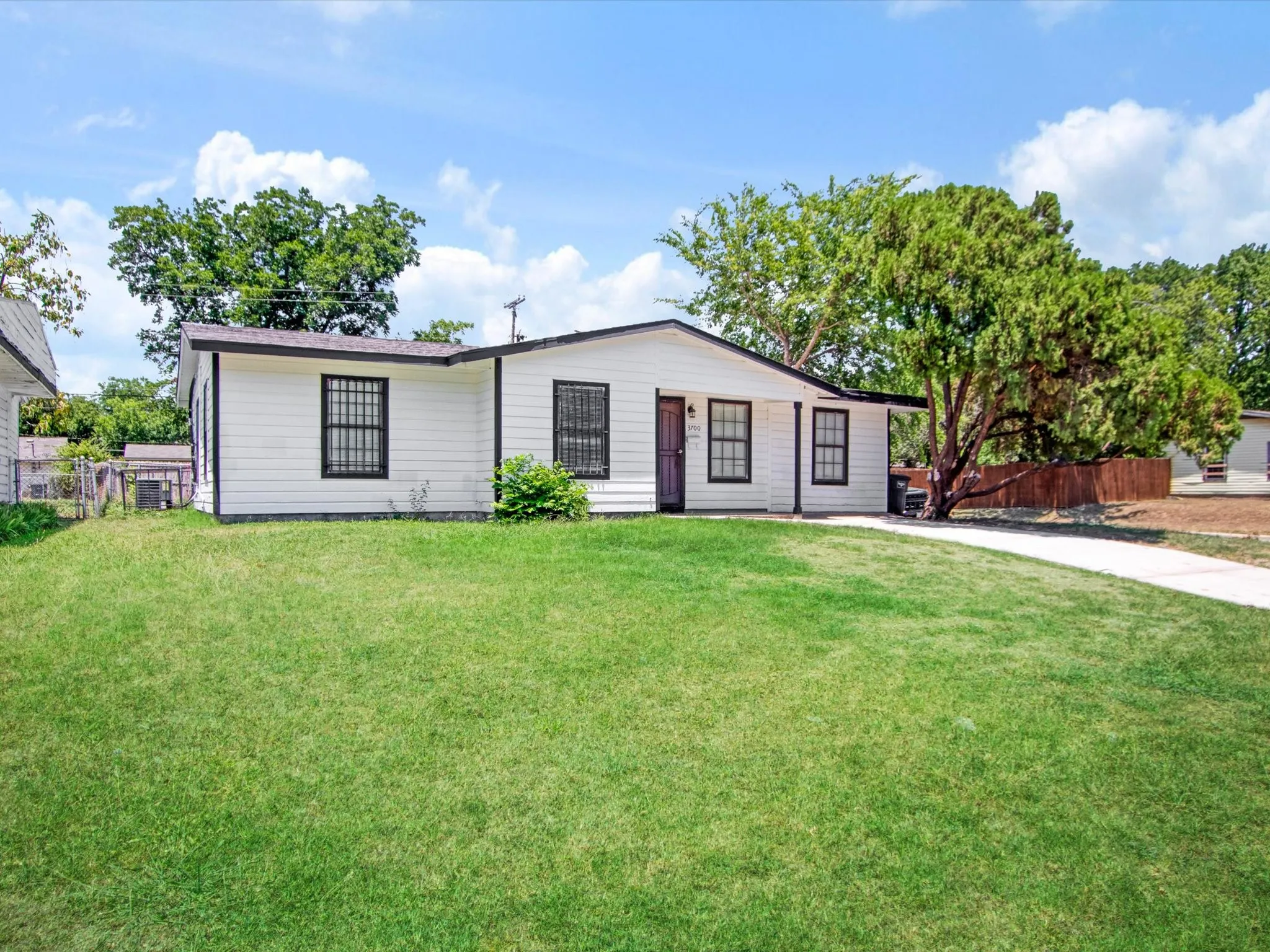 Single Family Residence For Sale in Tarrant County , 3700 Griggs Avenue, Fort Worth, Texas 76119, 4 Bedroom, 2 Bathroom, Garage spaces, 1,120 Sqft, built in 1953, mls#21331523, Real Estate Agent in Fort Worth, Homes For Sale in Tarrant county, Homes For Sale in Fort Worth, Realtor in Fort Worth Texas, Real Estate Brokerage Independent Realty Texas, Luminita Cordes Realtor