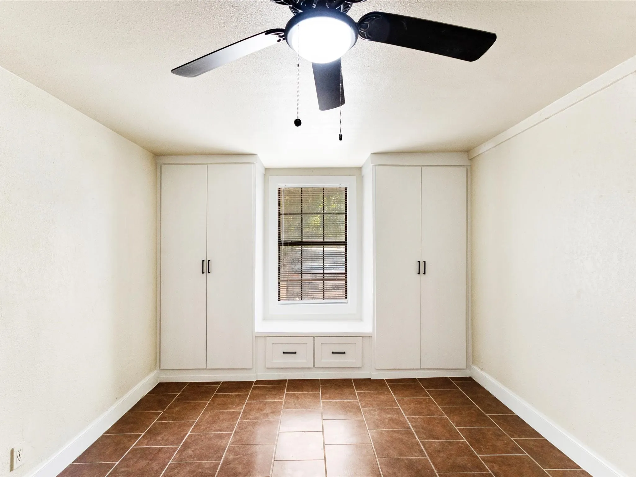 Single Family Residence For Sale in Tarrant County , 3700 Griggs Avenue, Fort Worth, Texas 76119, 4 Bedroom, 2 Bathroom, Garage spaces, 1,120 Sqft, built in 1953, mls#21331523, Real Estate Agent in Fort Worth, Homes For Sale in Tarrant county, Homes For Sale in Fort Worth, Realtor in Fort Worth Texas, Real Estate Brokerage Independent Realty Texas, Luminita Cordes Realtor
