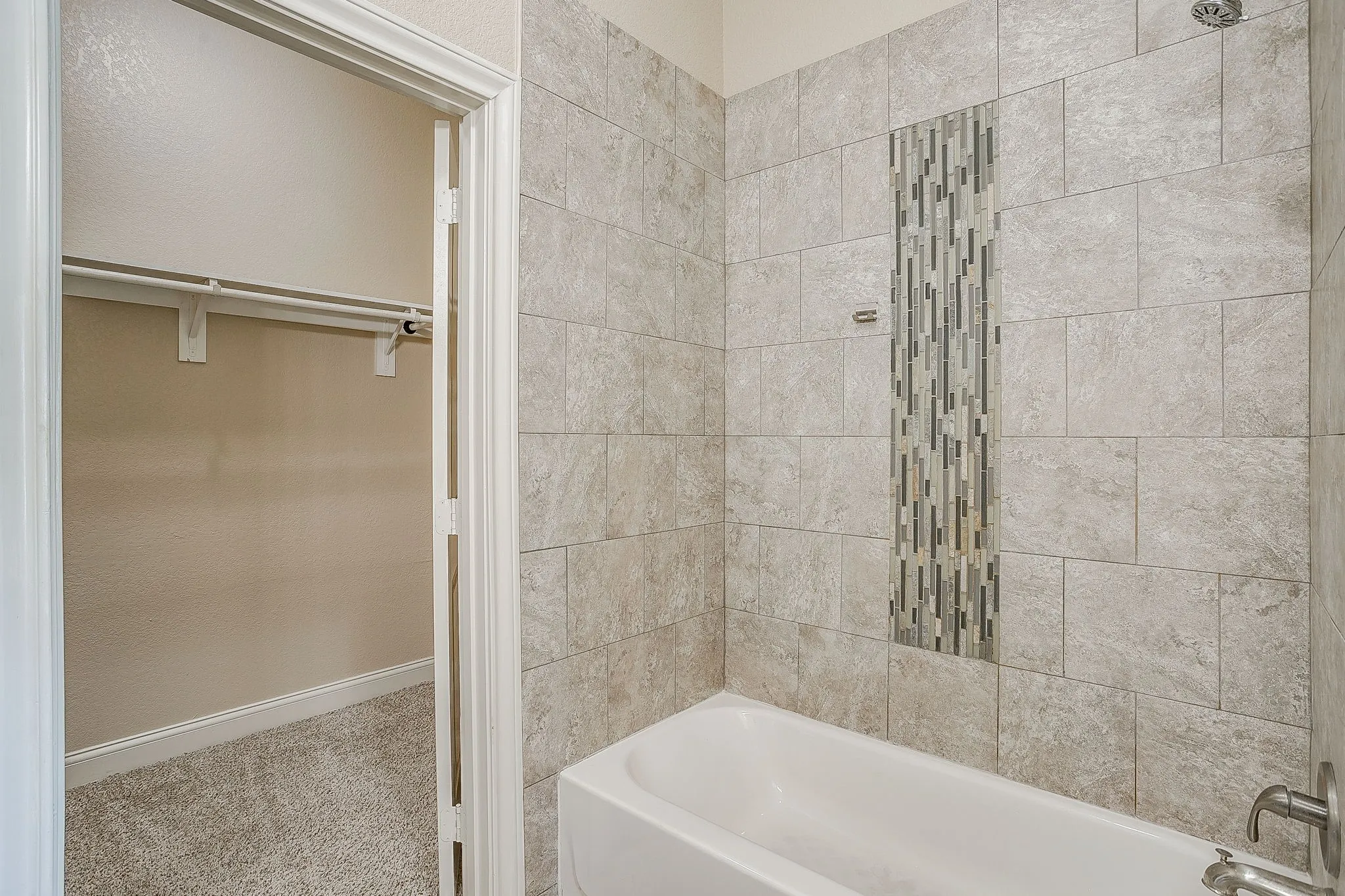 Apartment For Rent in Johnson County , 301 County Road 207 1204, Alvarado, Texas 76009, 1 Bedroom, 1 Bathroom, Garage spaces, 836 Sqft, built in 2015, mls#21331529, Real Estate Agent in Alvarado, Homes For Rent in Johnson county, Homes For Rent in Alvarado, Realtor in Alvarado Texas, Real Estate Brokerage Independent Realty Texas, Luminita Cordes Realtor