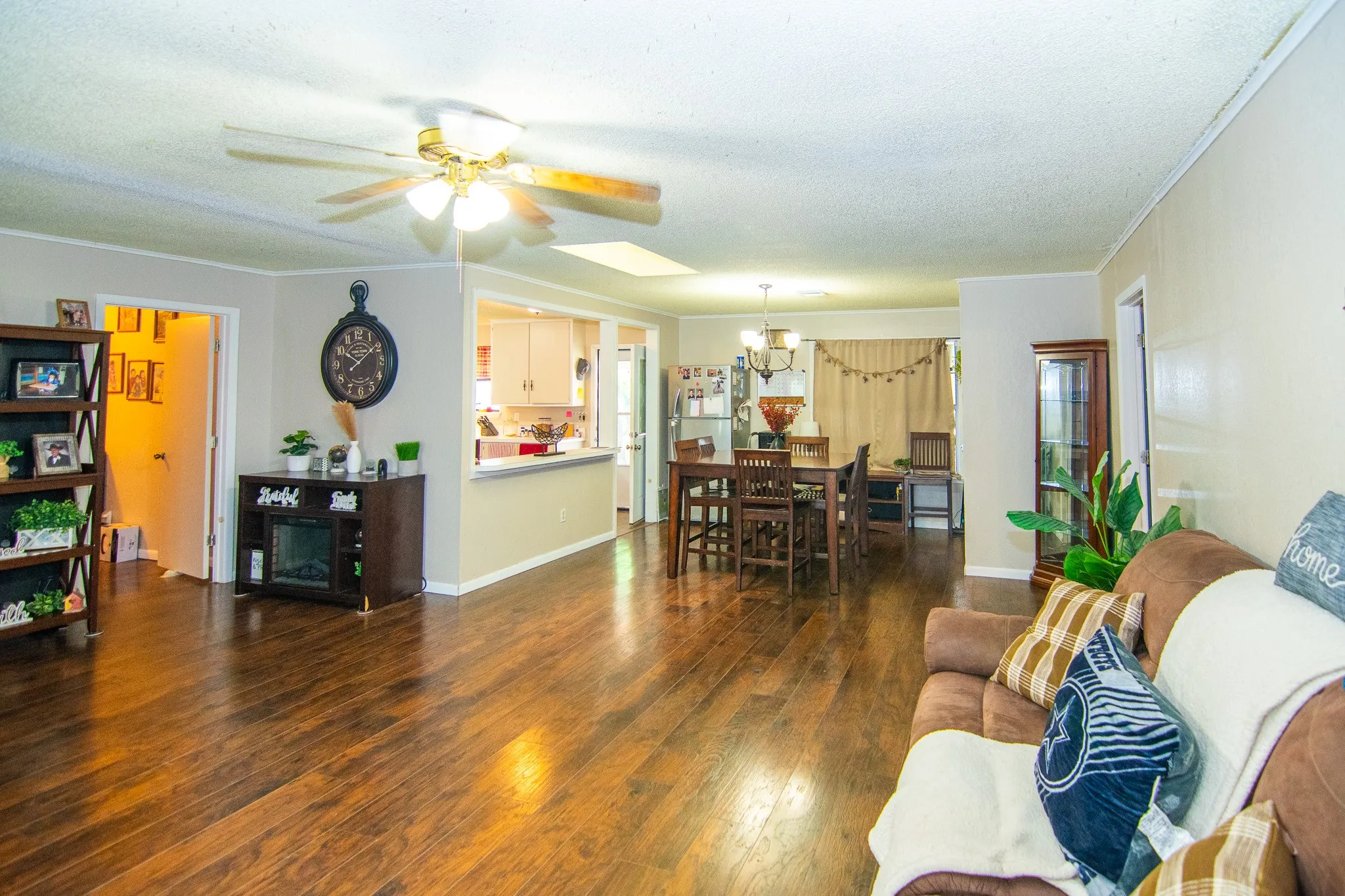Single Family Residence For Sale in Brown County , 1909 4th Street, Brownwood, Texas 76801, 3 Bedroom, 3 Bathroom, Garage spaces, 1,767 Sqft, built in 1980, mls#21331550, Real Estate Agent in Brownwood, Homes For Sale in Brown county, Homes For Sale in Brownwood, Realtor in Brownwood Texas, Real Estate Brokerage Independent Realty Texas, Luminita Cordes Realtor