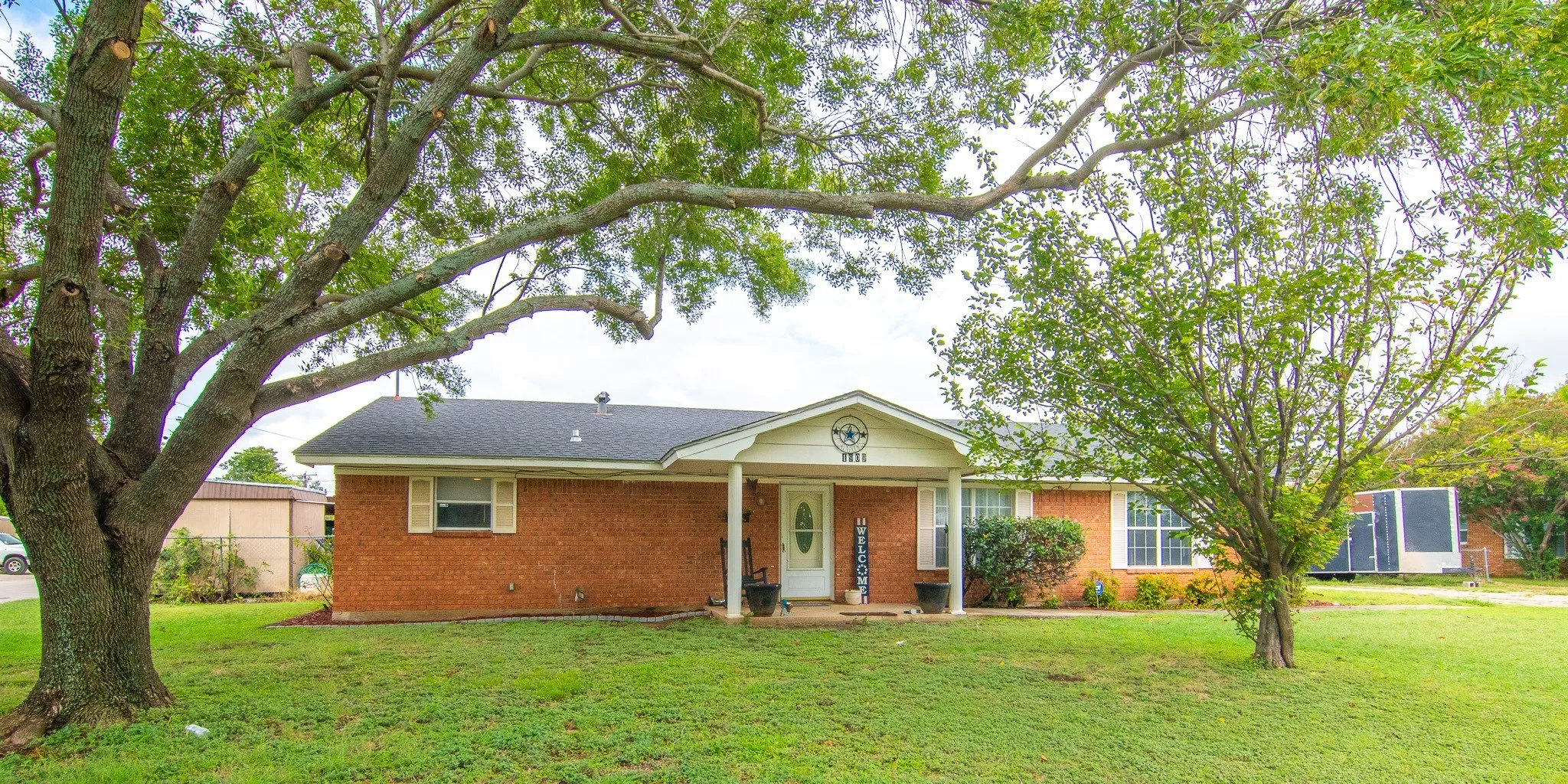 Single Family Residence For Sale in Brown County , 1909 4th Street, Brownwood, Texas 76801, 3 Bedroom, 3 Bathroom, Garage spaces, 1,767 Sqft, built in 1980, mls#21331550, Real Estate Agent in Brownwood, Homes For Sale in Brown county, Homes For Sale in Brownwood, Realtor in Brownwood Texas, Real Estate Brokerage Independent Realty Texas, Luminita Cordes Realtor