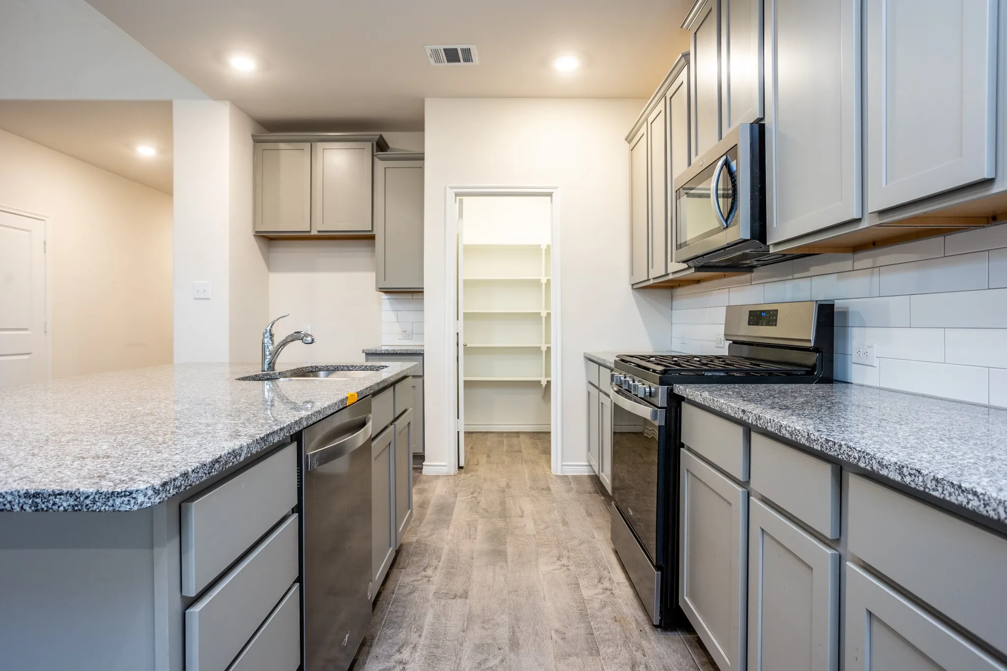 Single Family Residence For Sale in Denton County , 3235 Hunters Glen Drive, Aubrey, Texas 76227, 4 Bedroom, 3 Bathroom, 2 Garage spaces, 2,295 Sqft, built in 2022, mls#21331547, Real Estate Agent in Aubrey, Homes For Sale in Denton county, Homes For Sale in Aubrey, Realtor in Aubrey Texas, Real Estate Brokerage Independent Realty Texas, Luminita Cordes Realtor