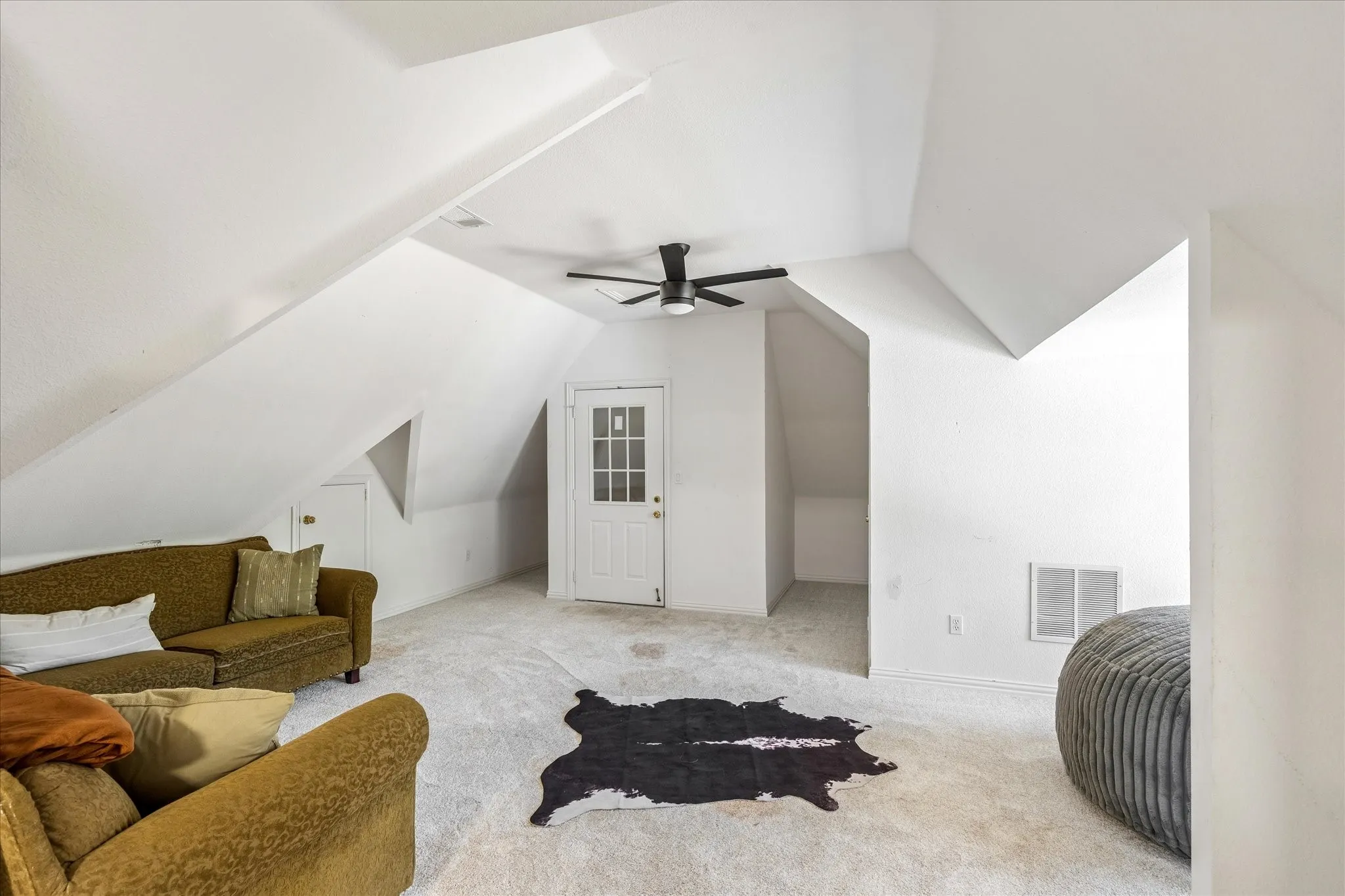 Second bonus room upstairs.
