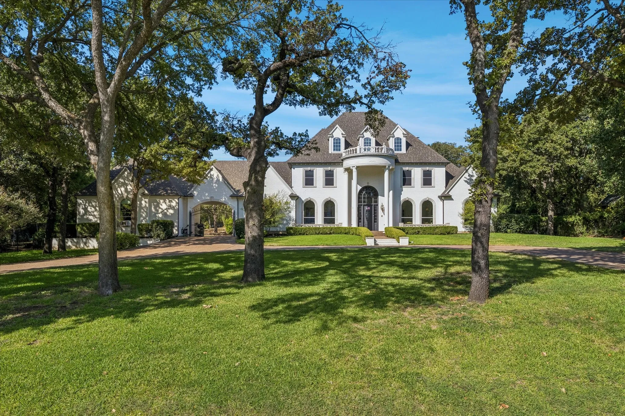 Single Family Residence For Sale in Denton County , 2825 Sun Meadow Drive, Flower Mound, Texas 75022, 5 Bedroom, 5 Bathroom, 4 Garage spaces, 5,068 Sqft, built in 1992, mls#21329732, Real Estate Agent in Flower Mound, Homes For Sale in Denton county, Homes For Sale in Flower Mound, Realtor in Flower Mound Texas, Real Estate Brokerage Independent Realty Texas, Luminita Cordes Realtor