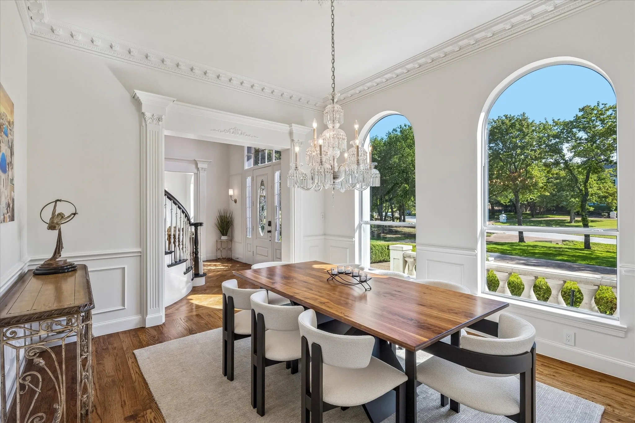 Can't beat the views in the dining room. Relax and enjoy a great meal with family.