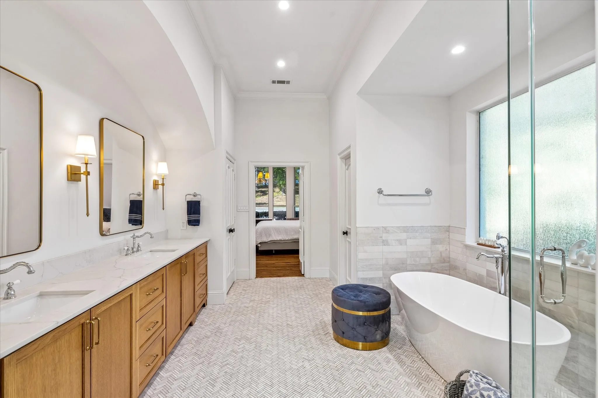 He won't get in your way in this spacious primary bathroom!