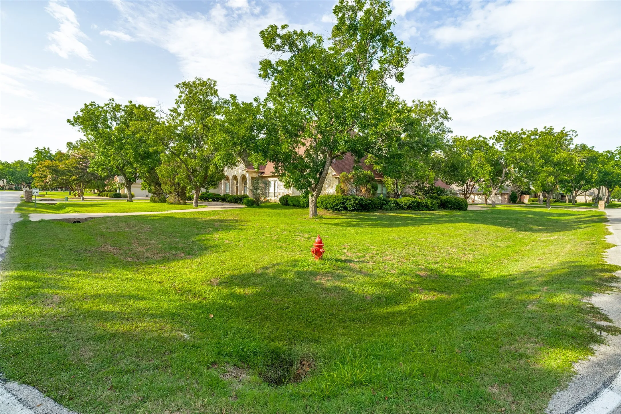 Single Family Residence For Sale in Hood County , 9709 Divot Drive, Granbury, Texas 76049, 4 Bedroom, 5 Bathroom, 3 Garage spaces, 4,400 Sqft, built in 1998, mls#21331578, Real Estate Agent in Granbury, Homes For Sale in Hood county, Homes For Sale in Granbury, Realtor in Granbury Texas, Real Estate Brokerage Independent Realty Texas, Luminita Cordes Realtor